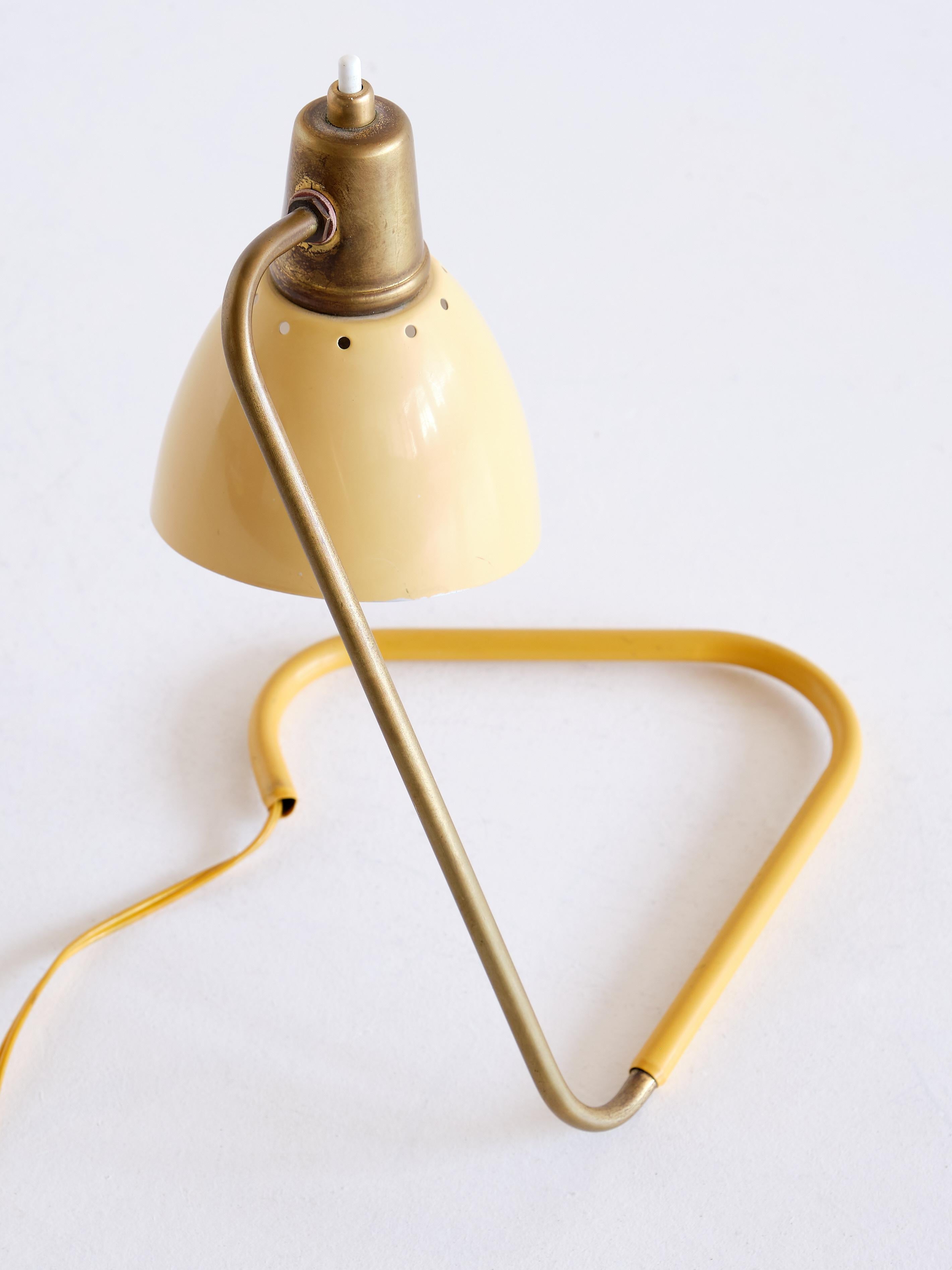 Robert Caillat-Tischlampe mit gelbem, verstellbarem Schirm, Frankreich, 1950er Jahre im Zustand „Gut“ im Angebot in The Hague, NL