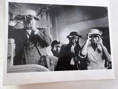 Observando las carreras de caballos con prismáticos, Deauville, Francia