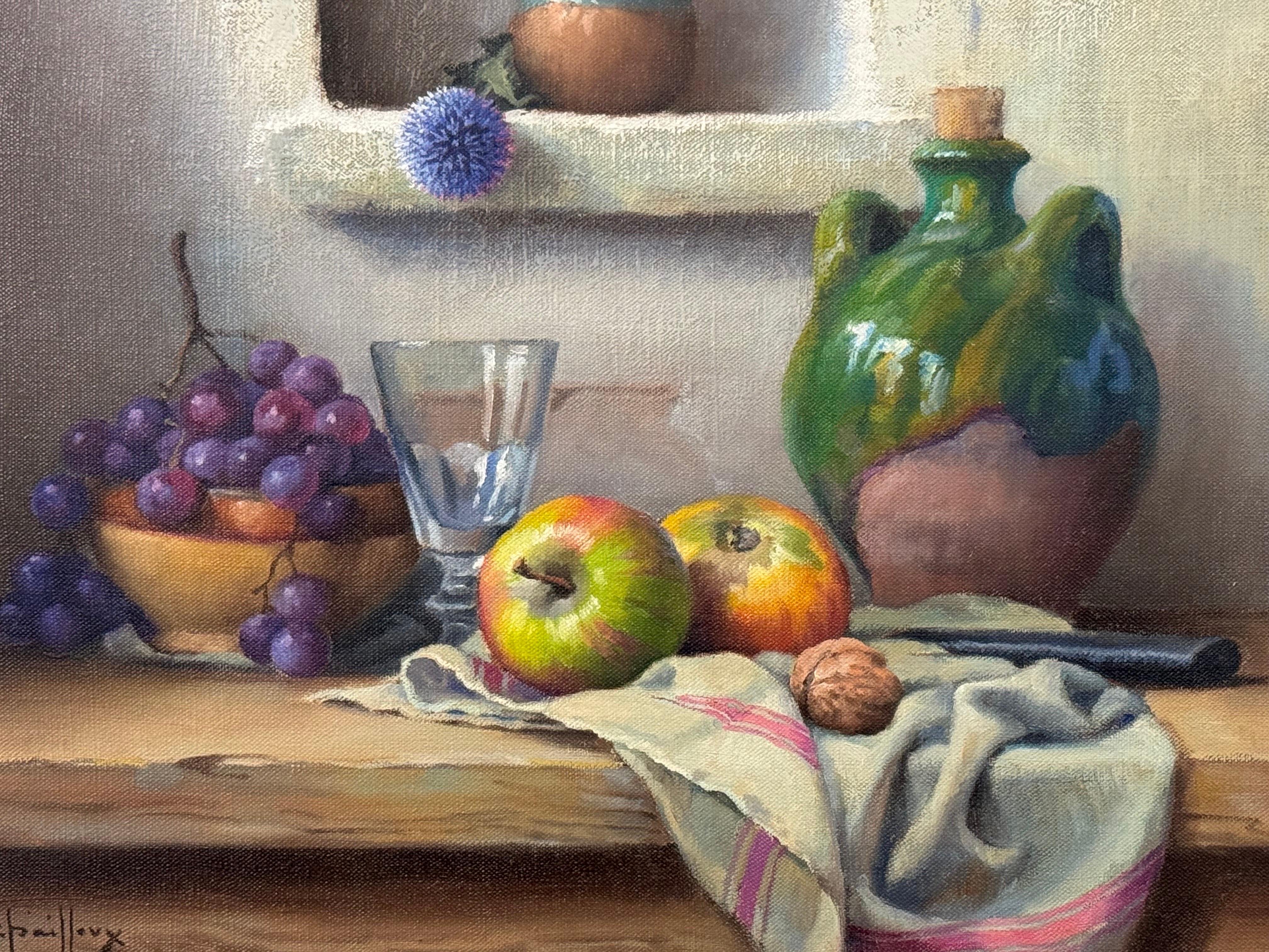 Naturaleza muerta con flores y frutas en el interior de una granja francesa, del artista francés del siglo XX Robert Chailloux (1913-2006).

Medidas de la obra 18 x 21 pulgadas 
El marco mide 26 x 29 pulgadas 

La flor azul representada en el cuadro