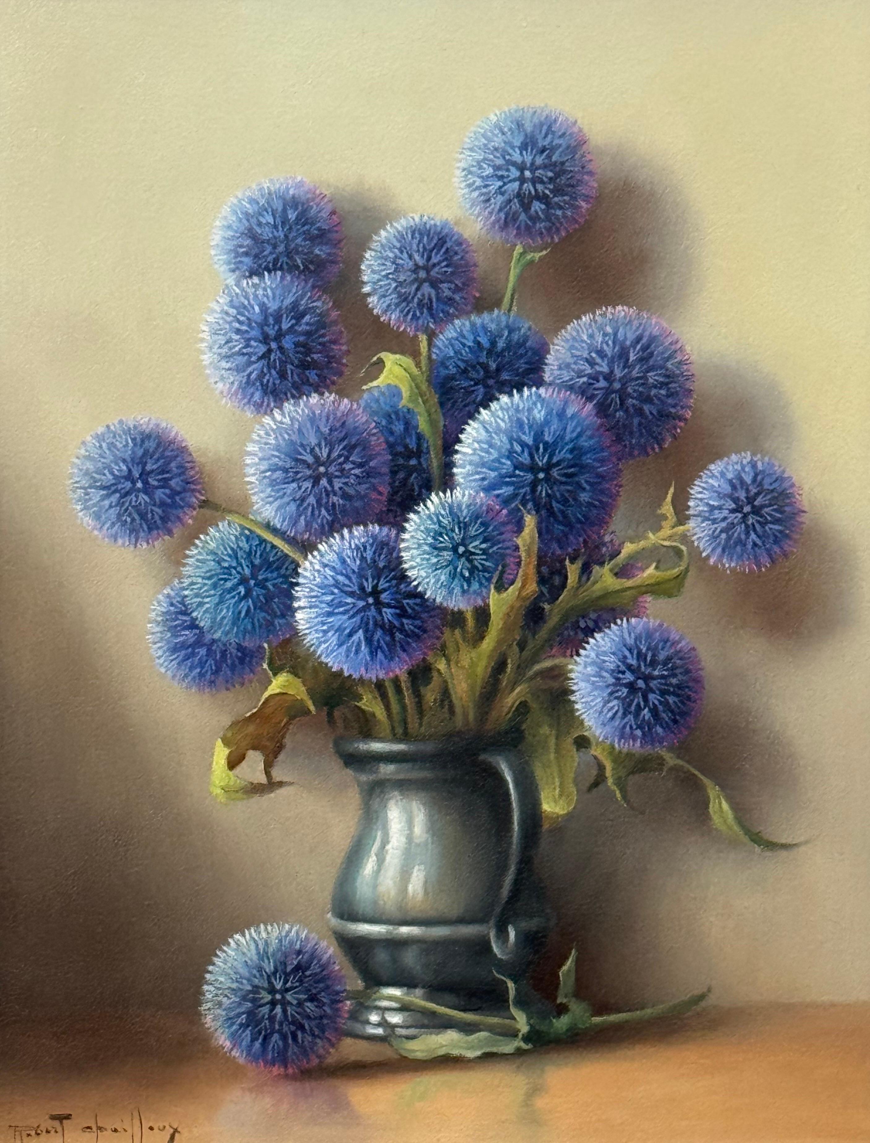 Bodegón con flores de cardo globo Echinops morado en interior rústico francés - Painting de Robert Chailloux