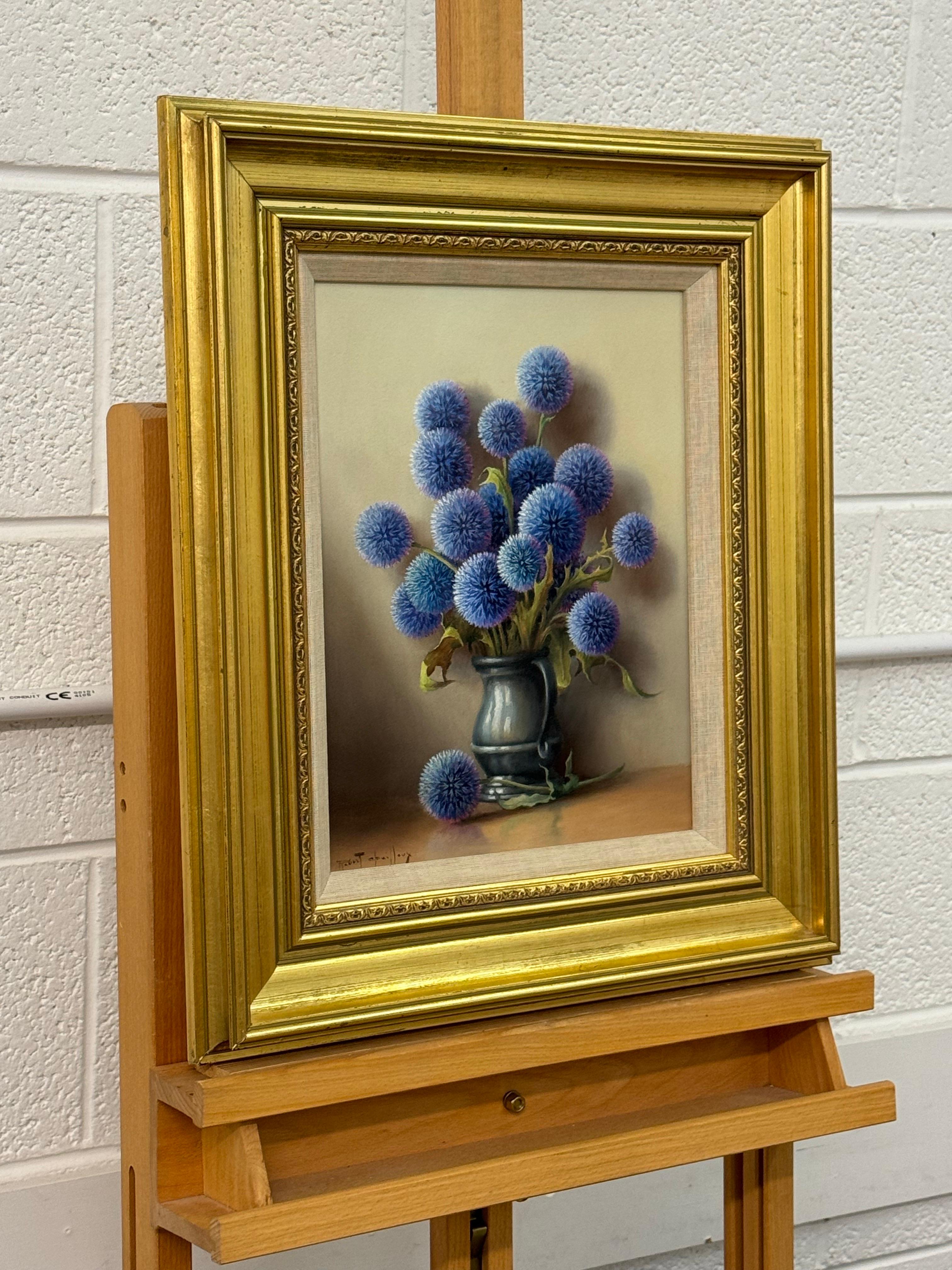 Bodegón con flores de cardo globo Echinops morado en interior rústico francés - Interior Painting Marrón de Robert Chailloux