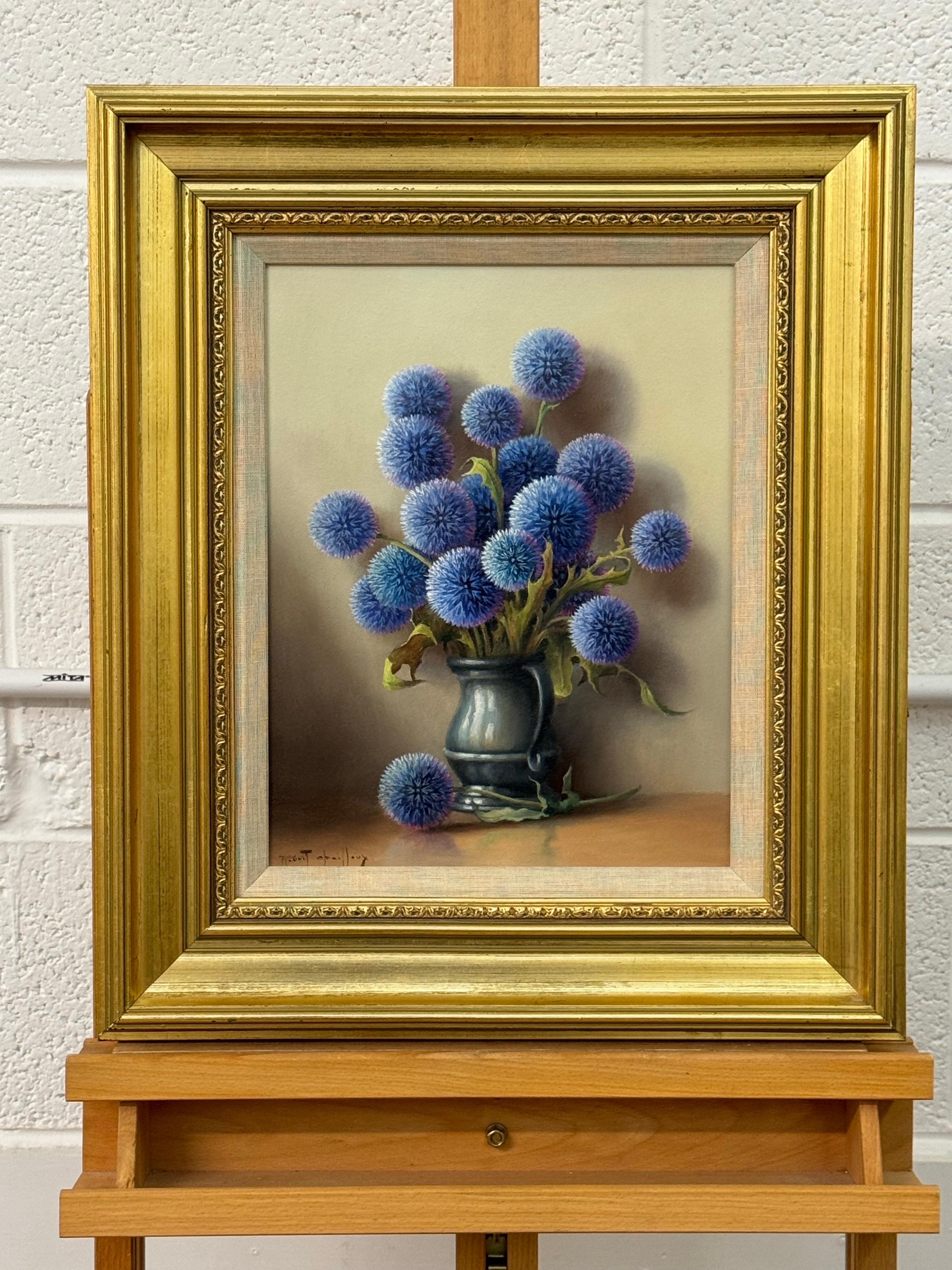 Bodegón con flores de cardo violeta Echinops Globe en una jarra de peltre, en el interior de una granja francesa rústica, del artista del siglo XX Robert Chailloux (1913-2006). 

La obra mide 10 x 13,5 pulgadas 
El marco mide 18 x 21 pulgadas 

La