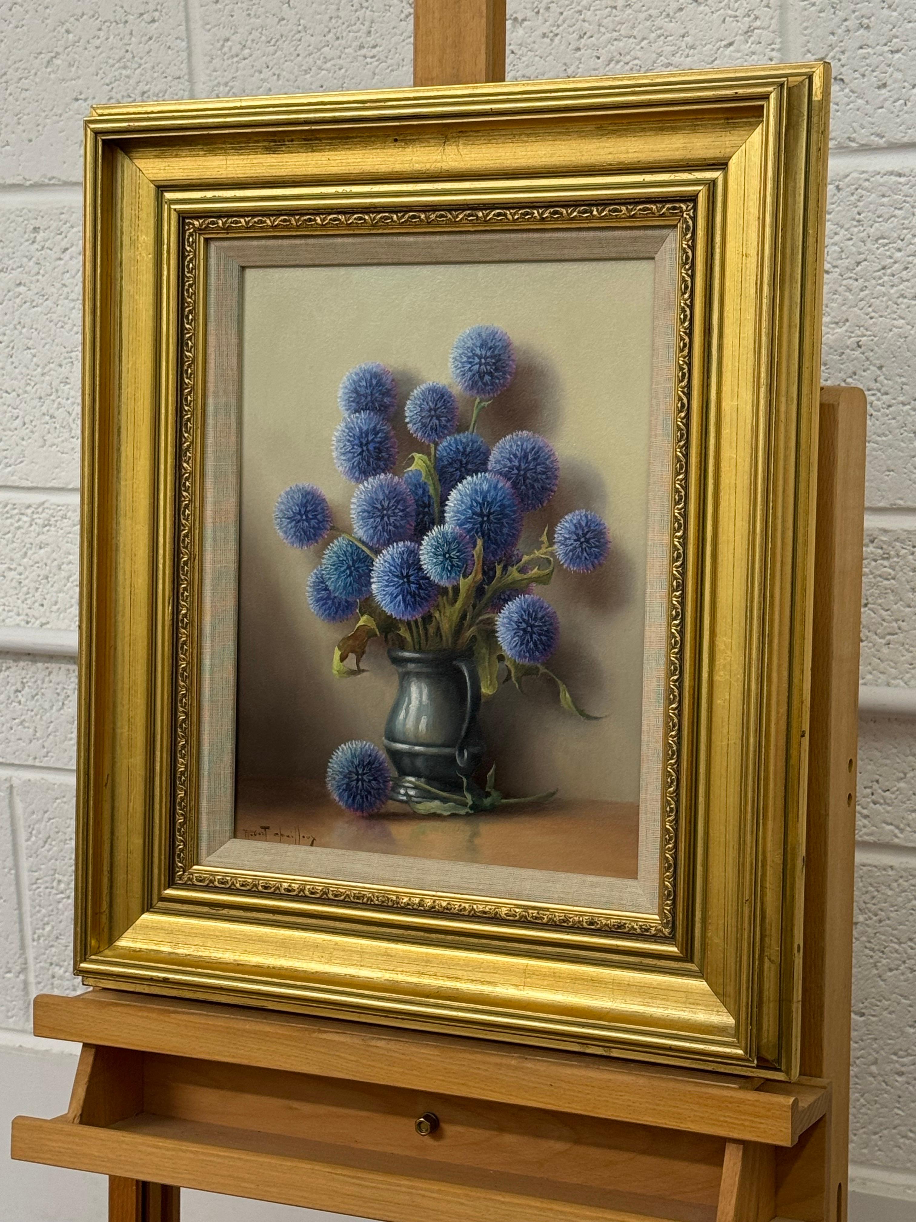 Bodegón con flores de cardo globo Echinops morado en interior rústico francés en venta 1