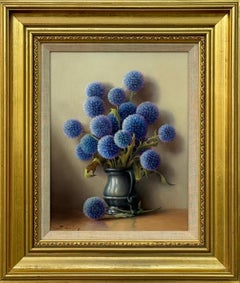 Natura morta con fiori di cardo globoso Echinops viola in un interno rustico francese