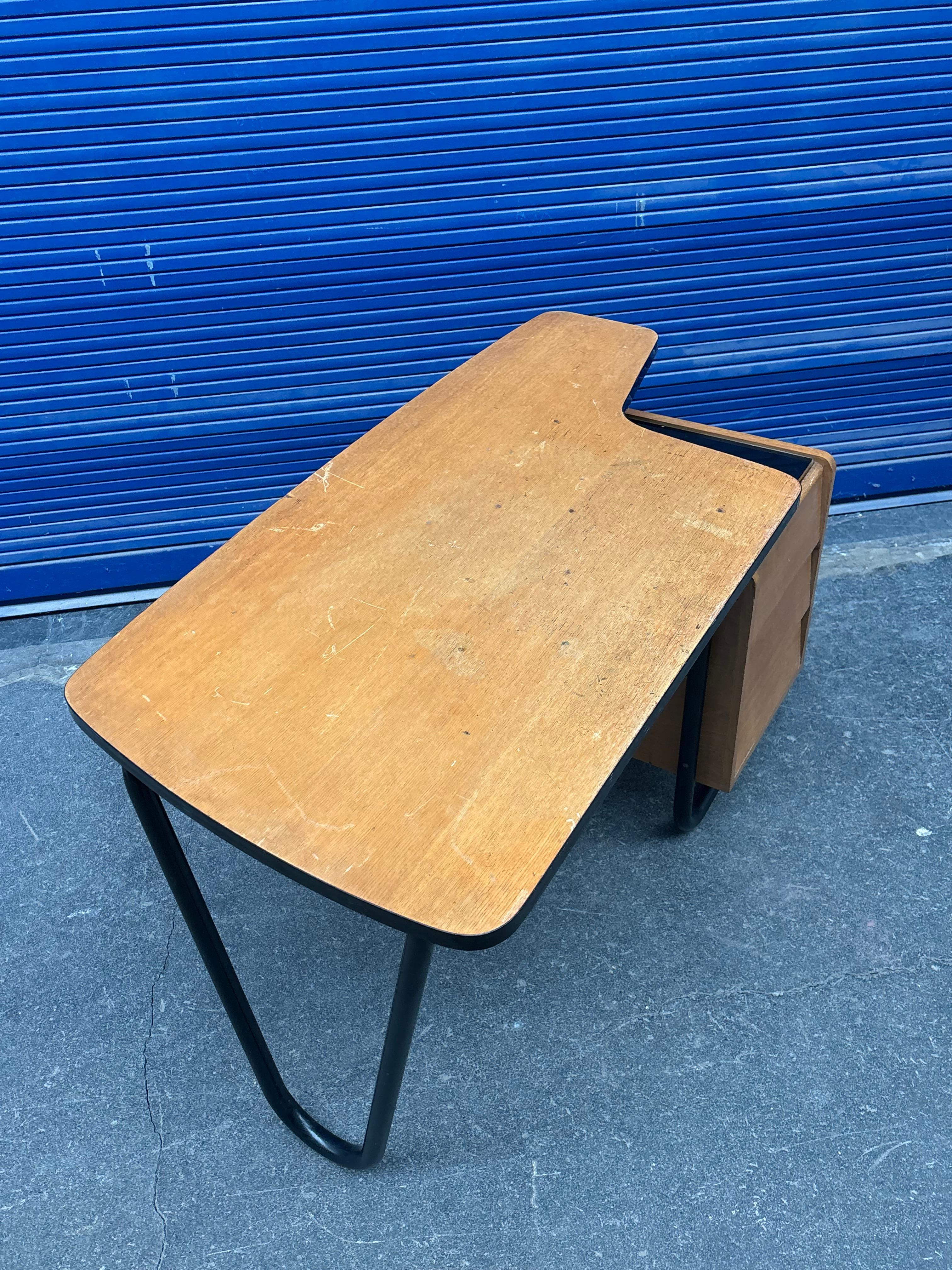 Robert Charroy Schreibtisch für Anthony Universität im Angebot 3