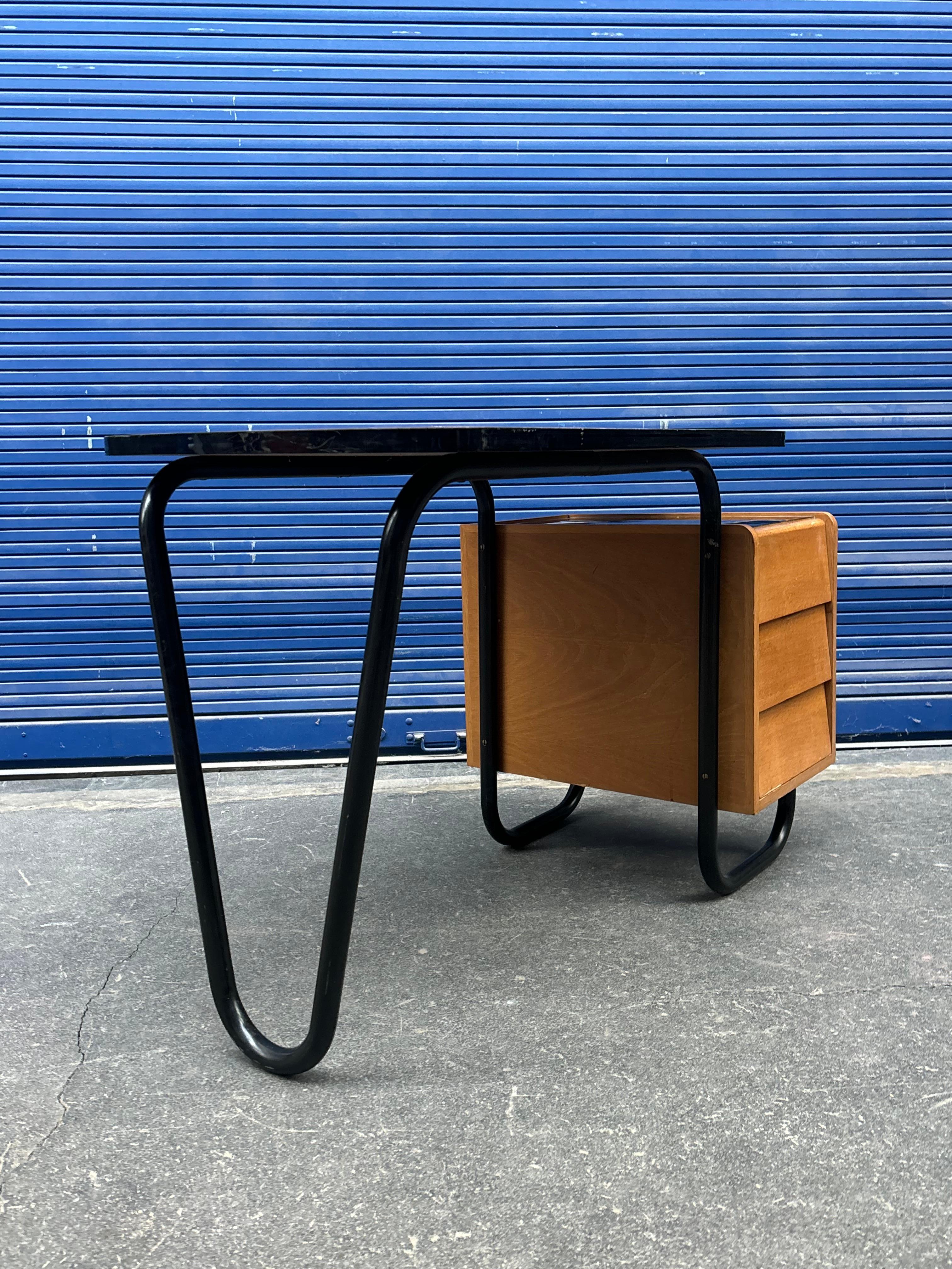 Robert Charroy Schreibtisch für Anthony Universität im Angebot 1