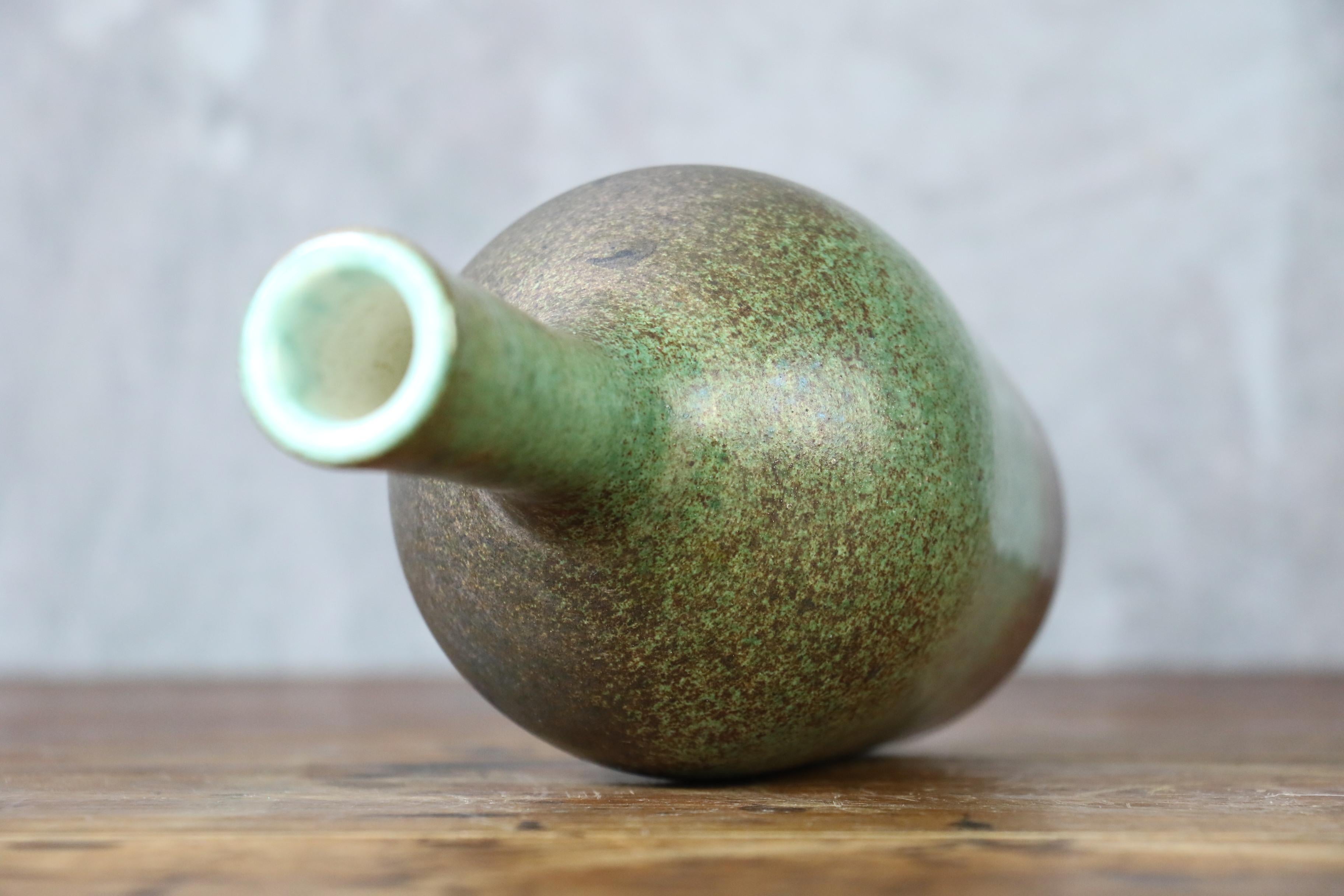 Robert Chiazzo, green ceramic vase, 1960, Bormes, Vallauris, Era Jouve, Picault

Beautiful free-form ceramic vase by French artist Robert Chiazzo.

In the last pictures, you can see other ceramics by the artist. Please contact me if you are