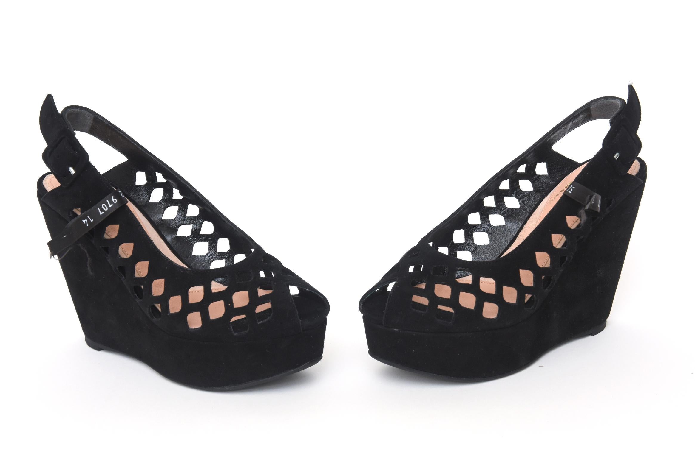 Robert Clergerie - Chaussures à plateforme en daim noir avec découpes et bride arrière Pour femmes en vente