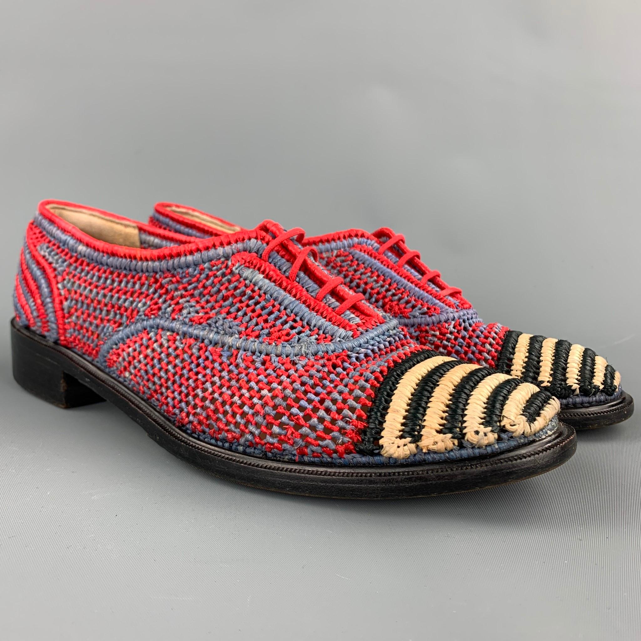 Los mocasines ROBERT CLERGERIE se presentan en rafia tejida a mano en rojo y azul con un diseño de puntera tejida a rayas, suela de madera y cierre de cordones. 

Muy buen estado de conservación.
Marcado: 37.5 

Suela:

10 pulg. x 3 pulg. 
