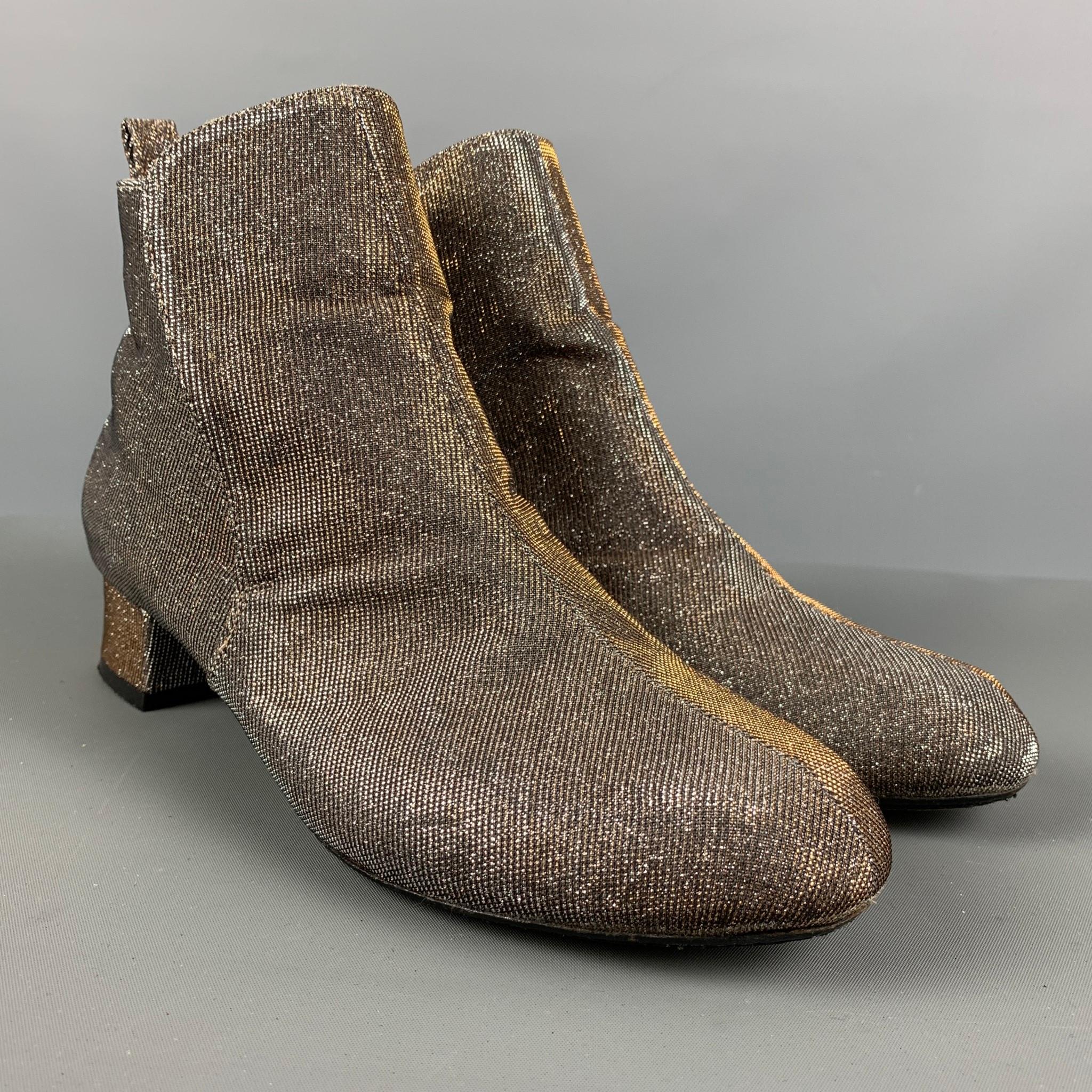 ROBERT CLERGERIE ankle boots comes in a silver and gold metallic fabric material featuring shiny look, and pull on style.

Very Good Pre-Owned Condition. 
Marked: 38 1/2

Measurements:

Length: 10 in.
Width: 3 in.
Hells: 1.5 in.   

SKU: