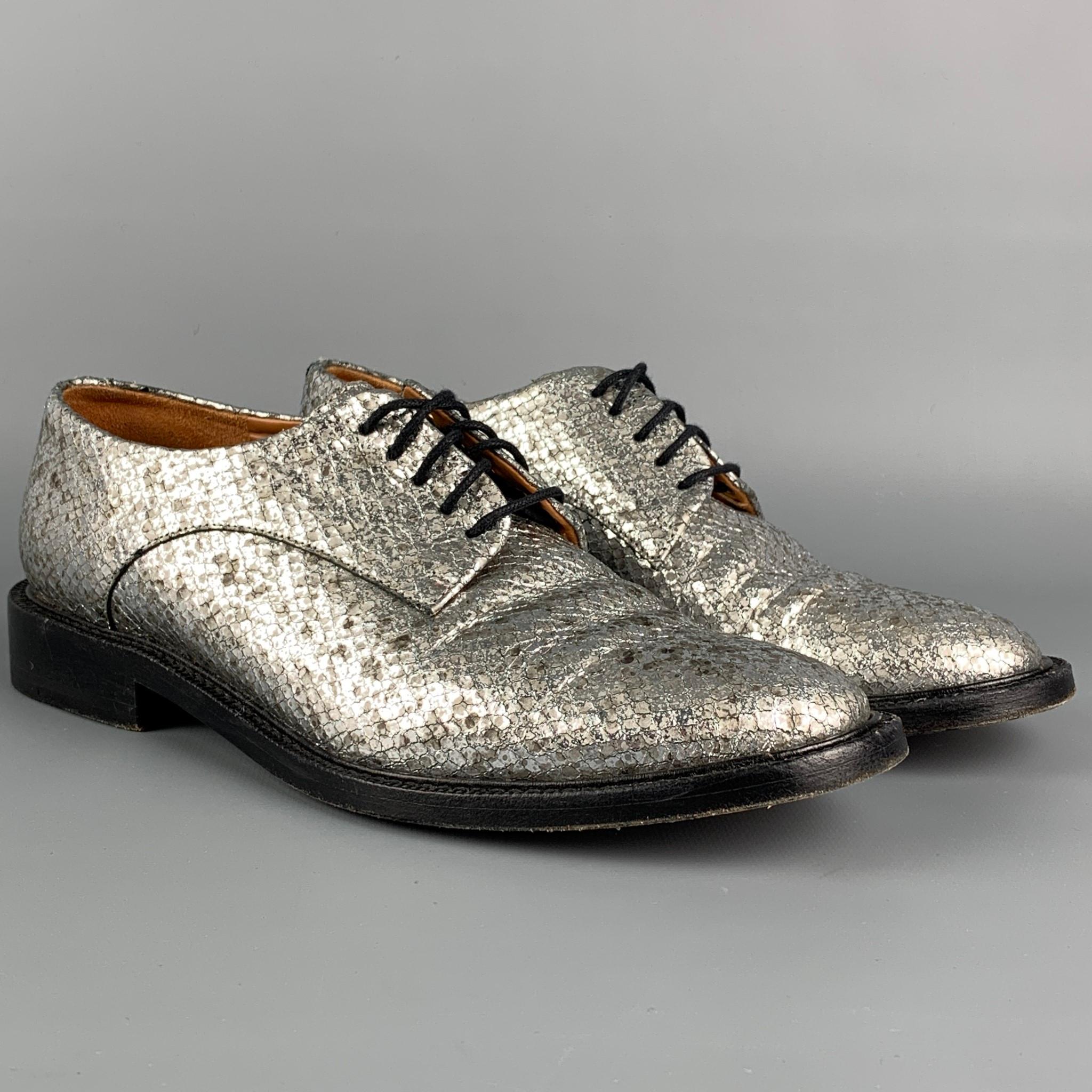ROBERT CLERGERIE shoes comes in a silver metallic textured leather featuring a lace up closure. Made in France. 

Very Good Pre-Owned Condition.
Marked: 38.5 4580

Outsole: 10.5 in. x 4 in. 