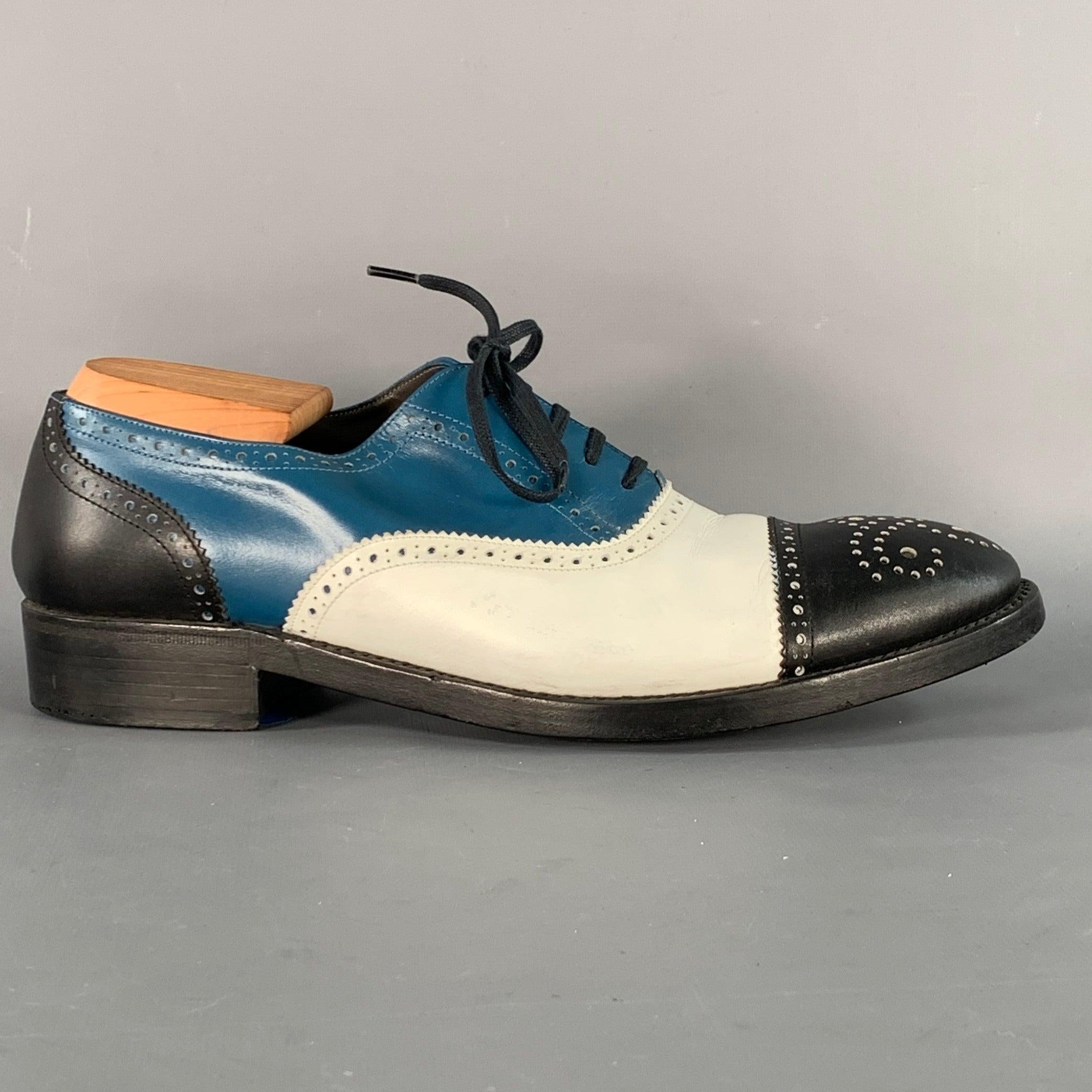 zapatos ROBERT CLERGERIE
en piel negra, blanca y azul, con estilo oxford spectator, diseño perforado y cierre de cordones. Zapateros no incluidos. Made in France. Buen estado de conservación.
Arrugas y marcas moderadas, tal cual. 

Marcado:   42 E
