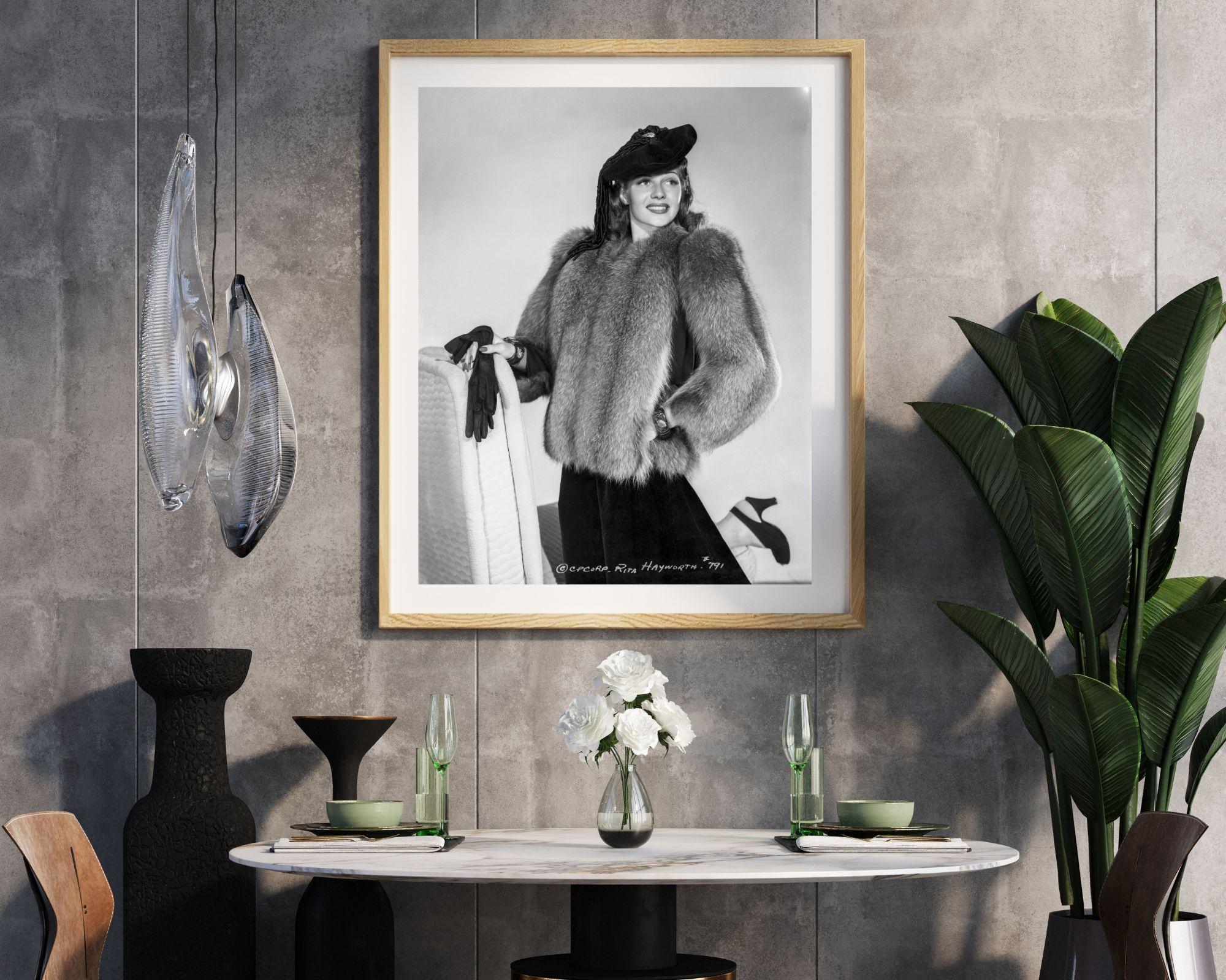 Rita Hayworth in posa con la pelliccia - Photograph di Robert Coburn