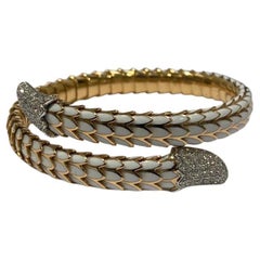 Robert Coin Bracelet « Cobra » en or rose 18 carats, émail blanc et diamants