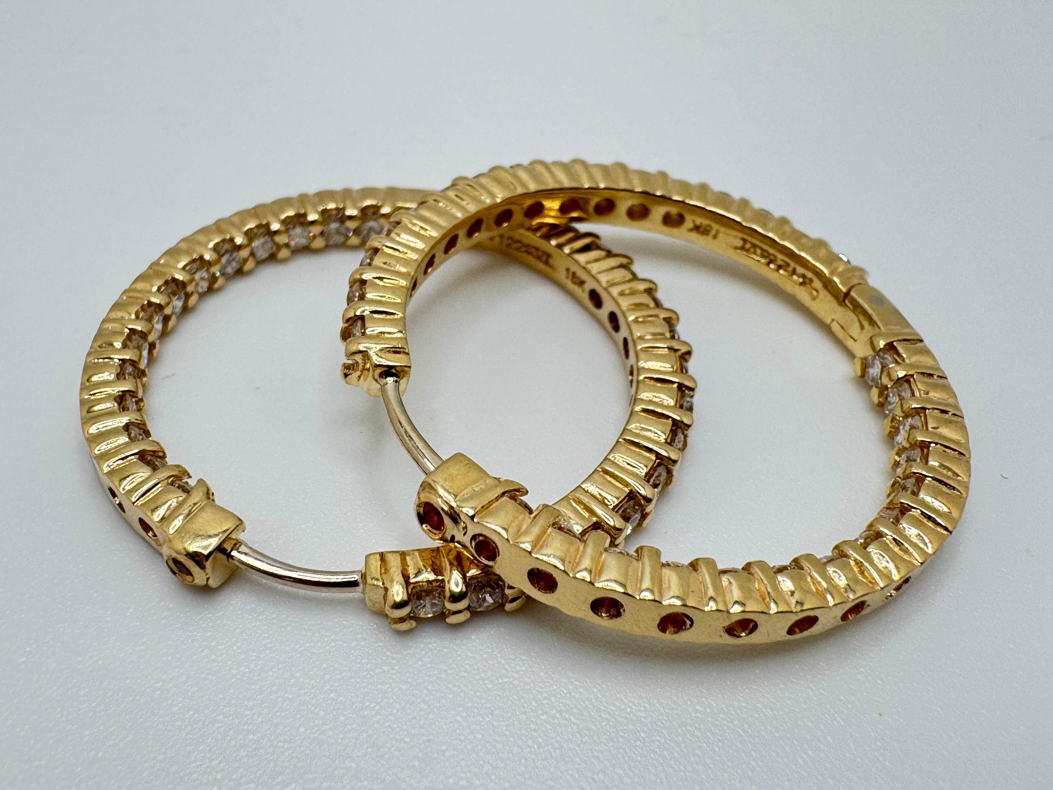 Diese Robert Coin Rudy Signature-Ohrringe sind ein atemberaubender Ausdruck von Luxus und Handwerkskunst, fachmännisch gefertigt aus 18 Karat Gelbgold. Jeder Ohrring ist mit 32 runden Diamanten im Brillantschliff besetzt, insgesamt 64 Diamanten pro