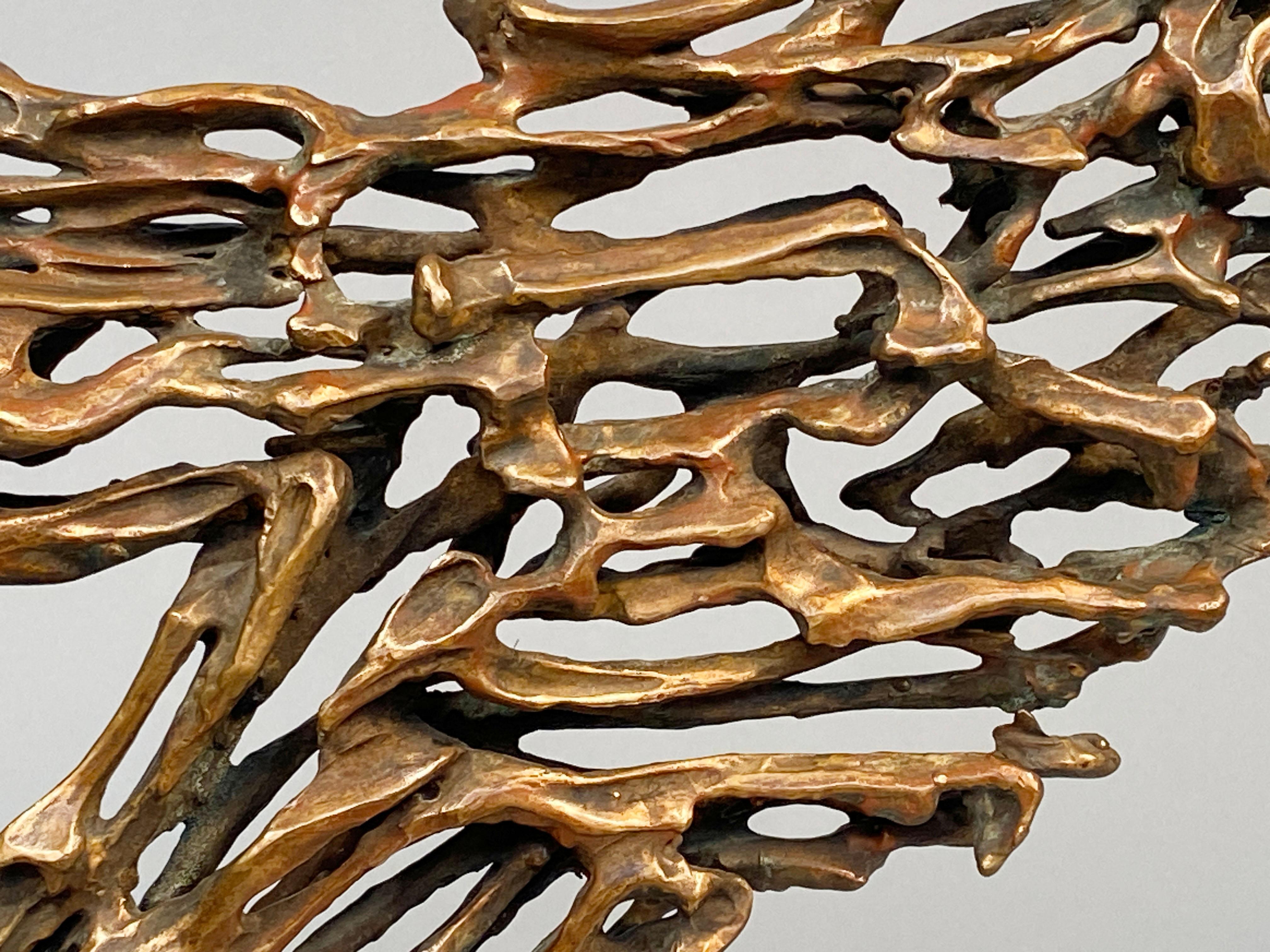 La scultura Rushing di Robert Cook è una riflessione energica sulla natura frenetica della vita, dove molti di noi sono costantemente in movimento, correndo da un posto all'altro. An He era molto interessato all'idea del movimento e questa fa parte