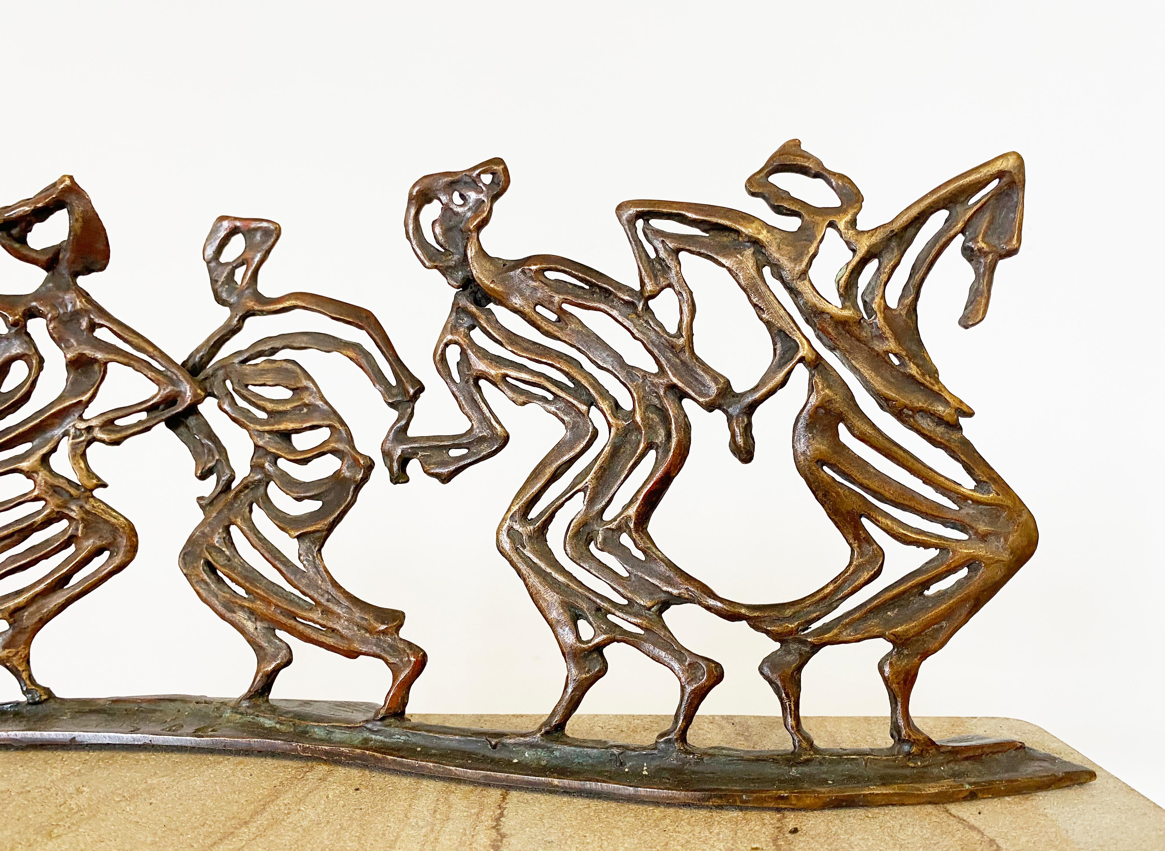 Geschwungenes, figuratives Kaminsims aus Bronze von Virasat – Sculpture von Robert Cook