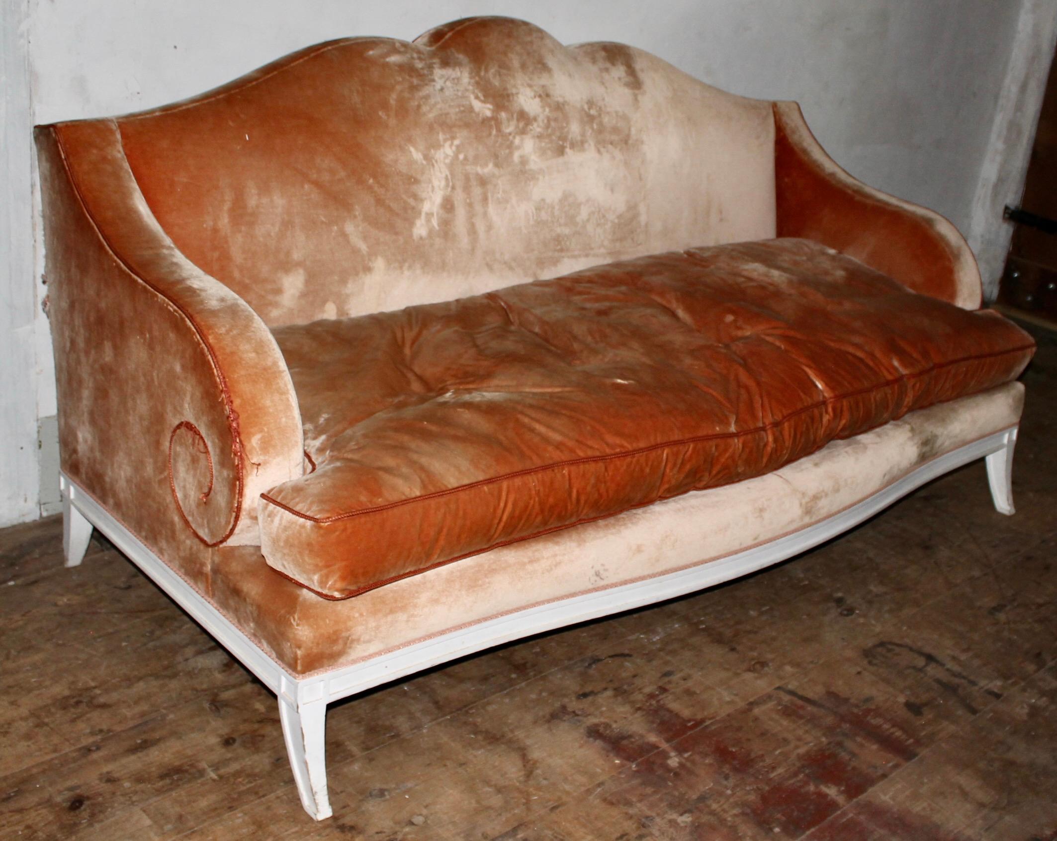Réalisé sur mesure par Robert Couturier, en velours pêche avec des traitements de bras classiques référencés en volute ionique.  Siège incroyablement confortable avec oreiller en duvet.
Structure d'inspiration Louis XVI peinte en blanc. Provenance :
