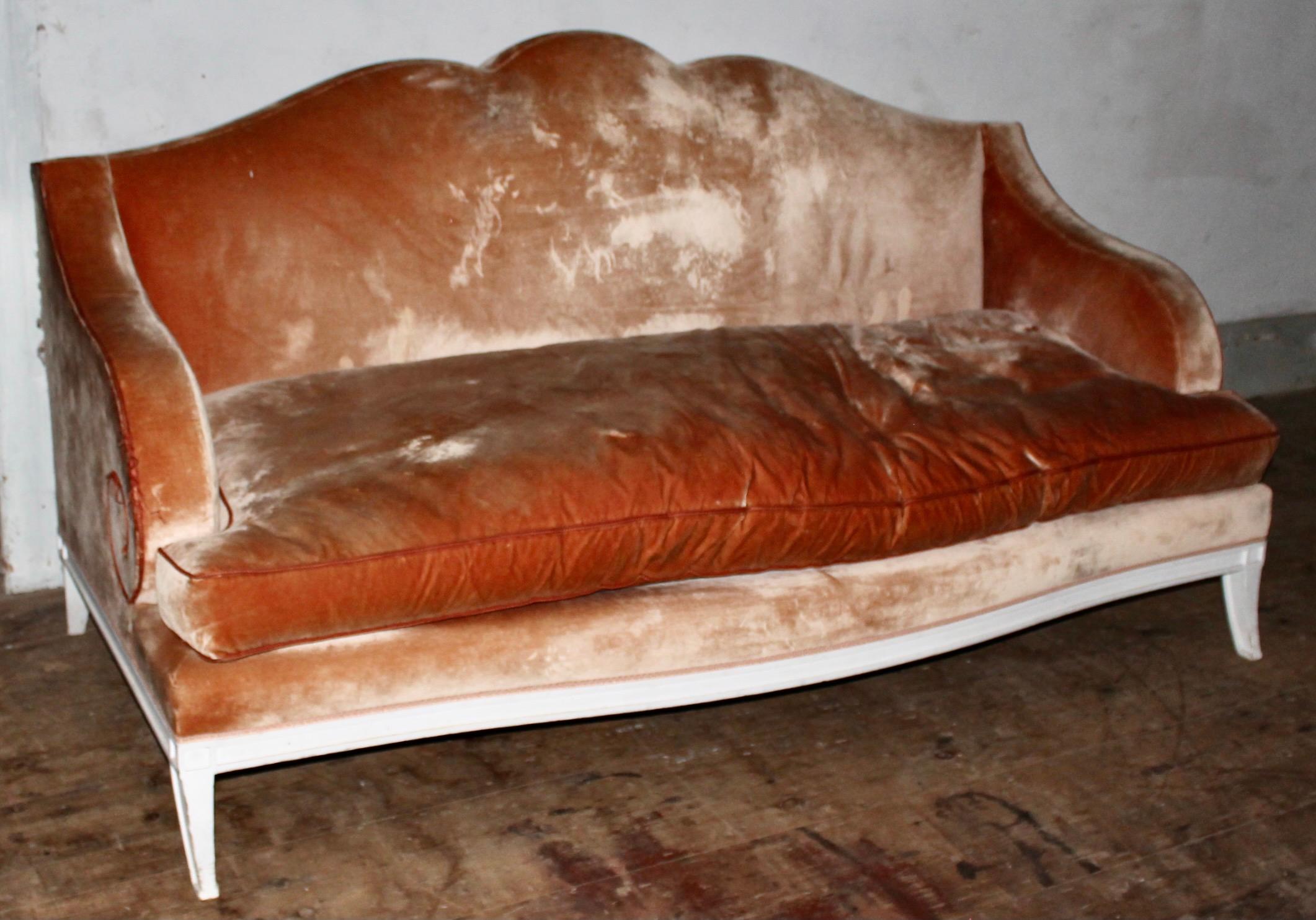 Postmoderne Andre Arbus Style Robert Couturier Canapé Post Modern en velours pêche en vente
