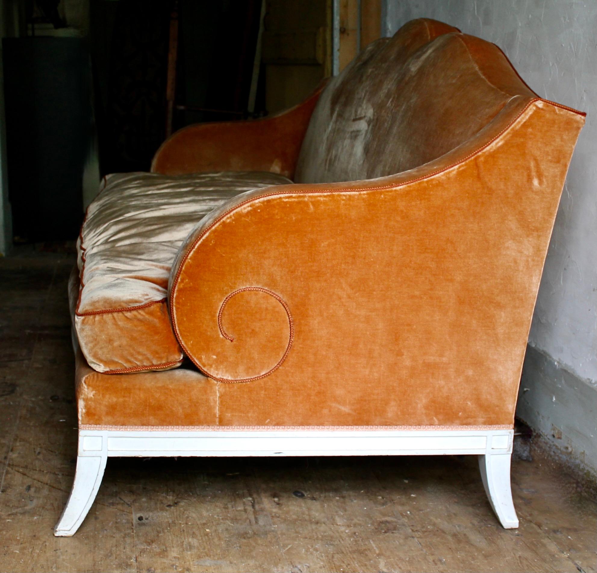 Fait main Andre Arbus Style Robert Couturier Canapé Post Modern en velours pêche en vente