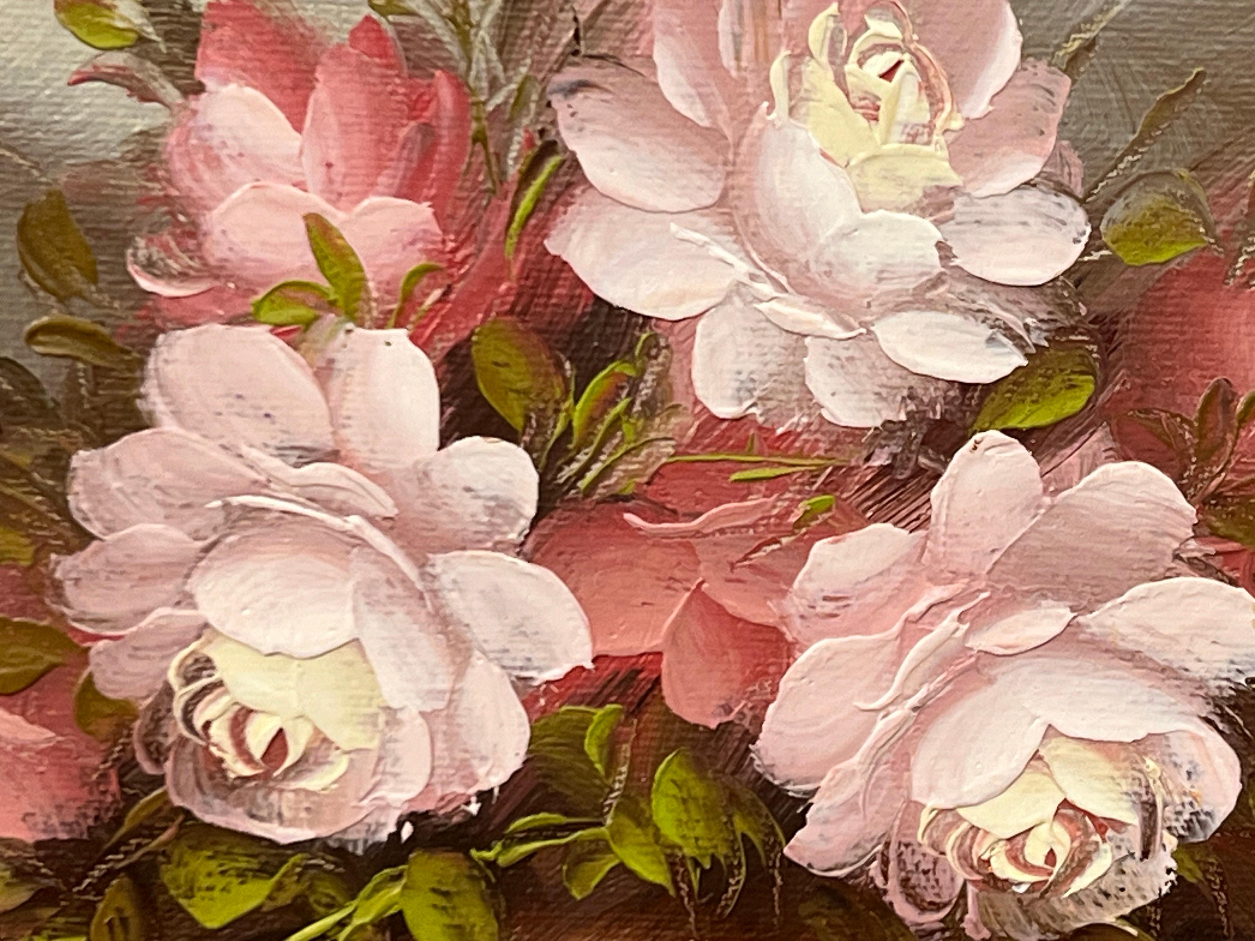 Nature morte d'un vase de roses rouges et blanches par un artiste américain du 20e siècle en vente 3