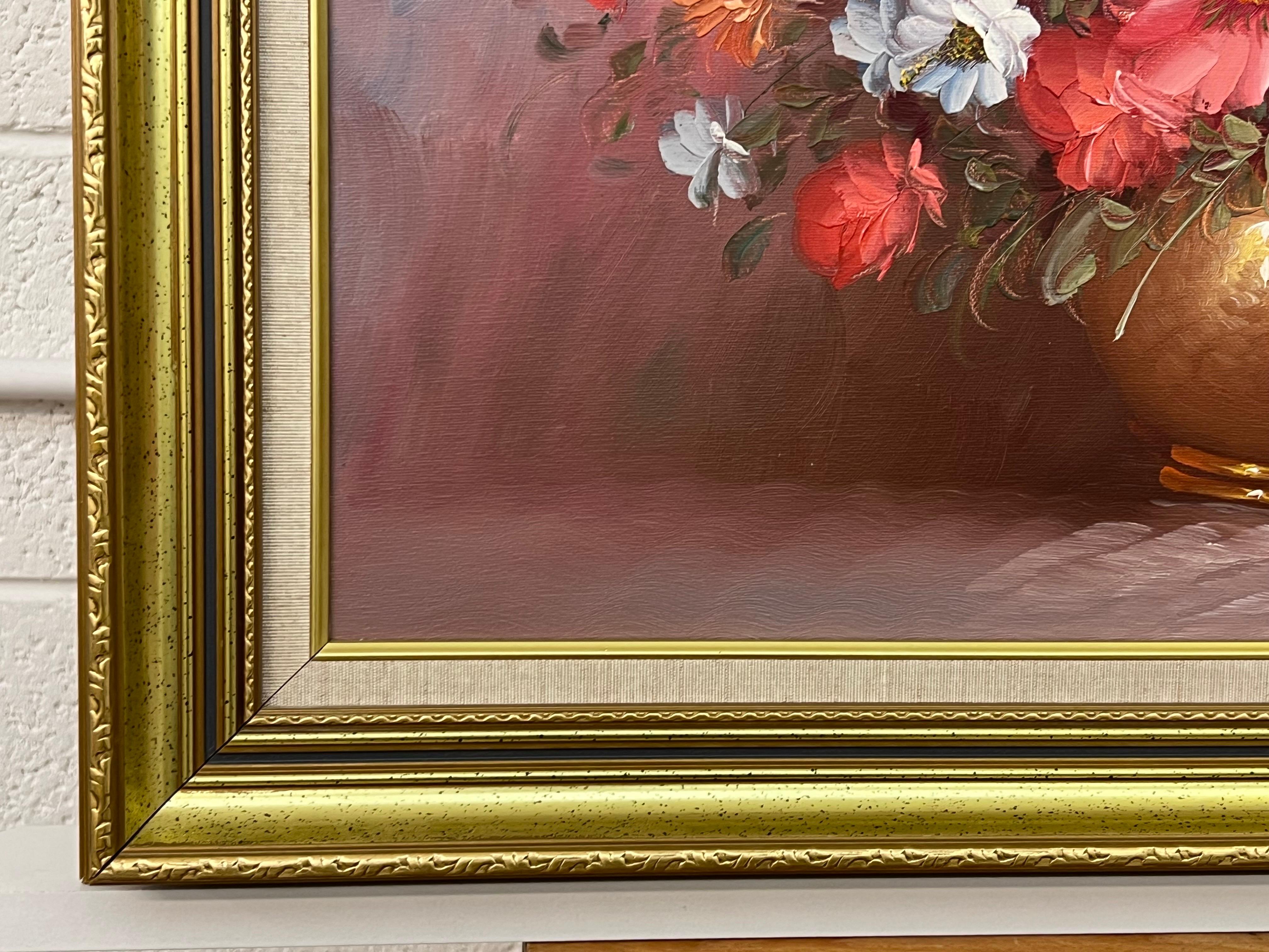 Nature morte d'un vase de fleurs rouges et blanches par un artiste américain du 20e siècle en vente 2