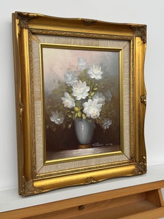Nature morte, Vase de roses blanches, Art américain du XXe siècle, huile sur toile, 1975