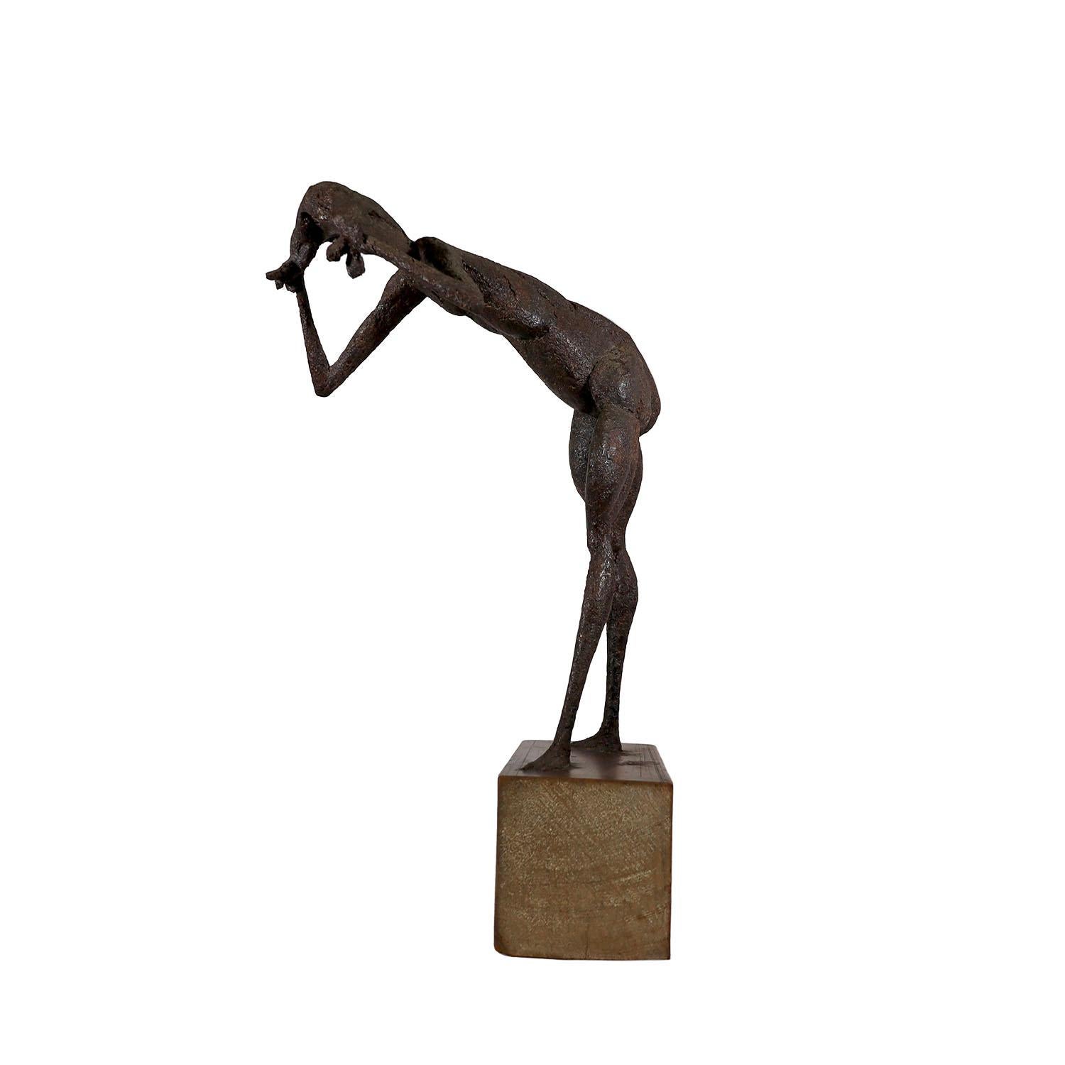 Frau trocknet Haare – Sculpture von Robert Cremean