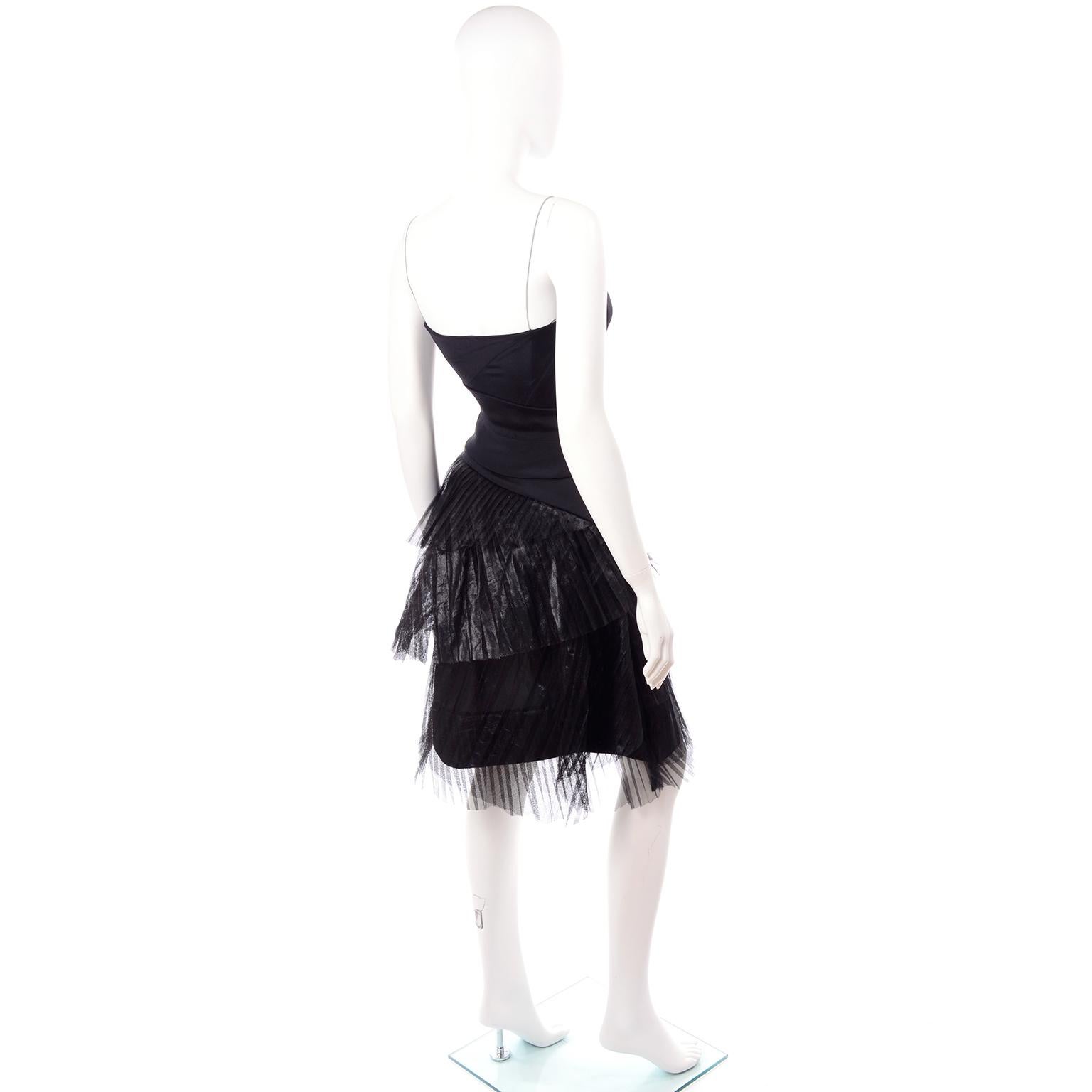 Danes - Robe de soirée noire vintage avec jupe asymétrique plissée en tulle métallique en vente 1