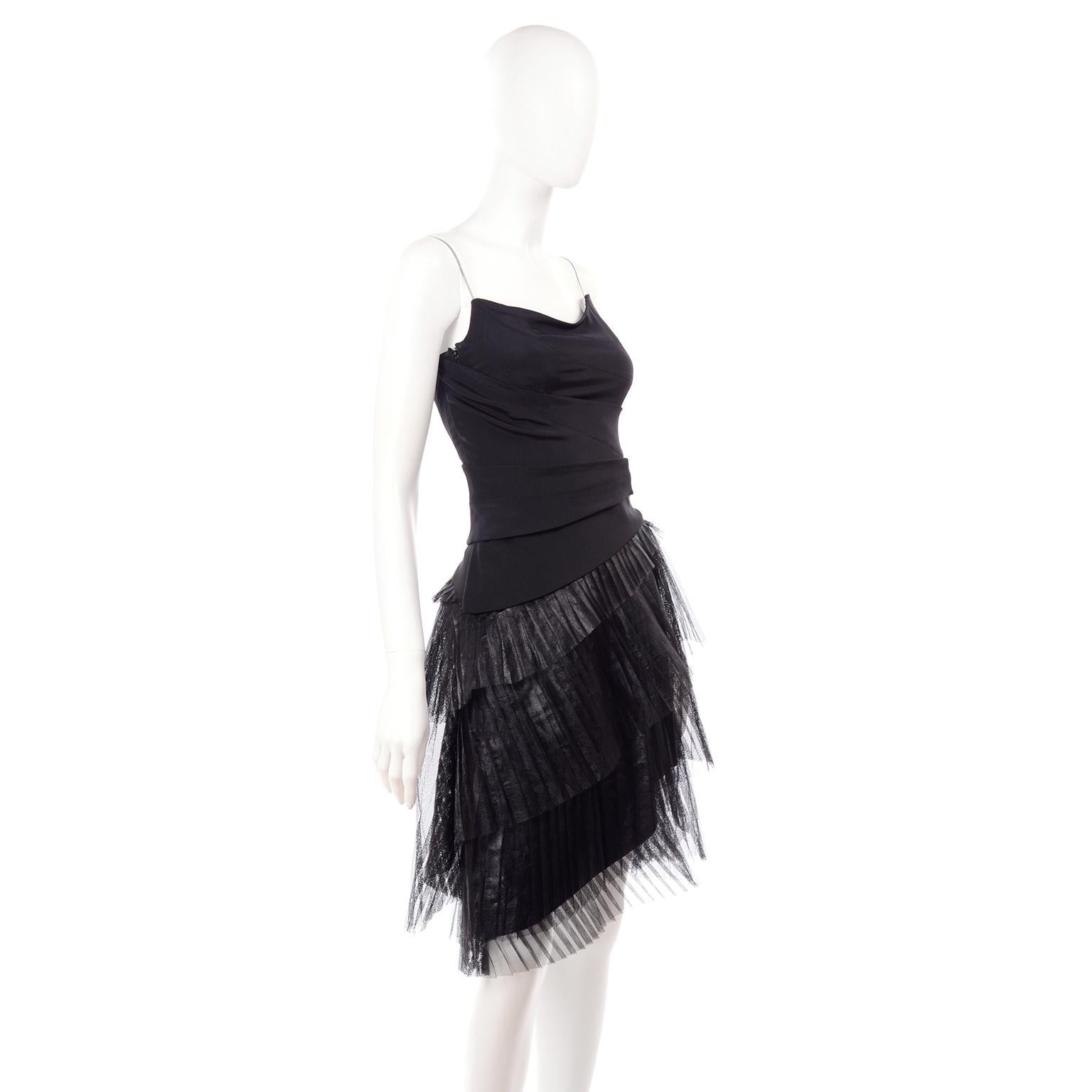 Danes - Robe de soirée noire vintage avec jupe asymétrique plissée en tulle métallique en vente 2