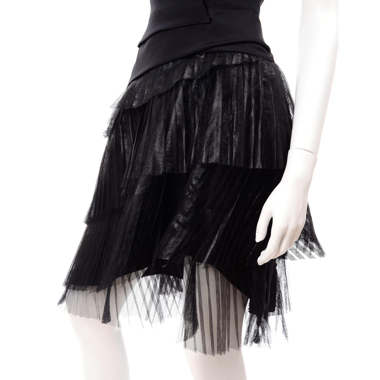 Danes - Robe de soirée noire vintage avec jupe asymétrique plissée en tulle métallique en vente 4