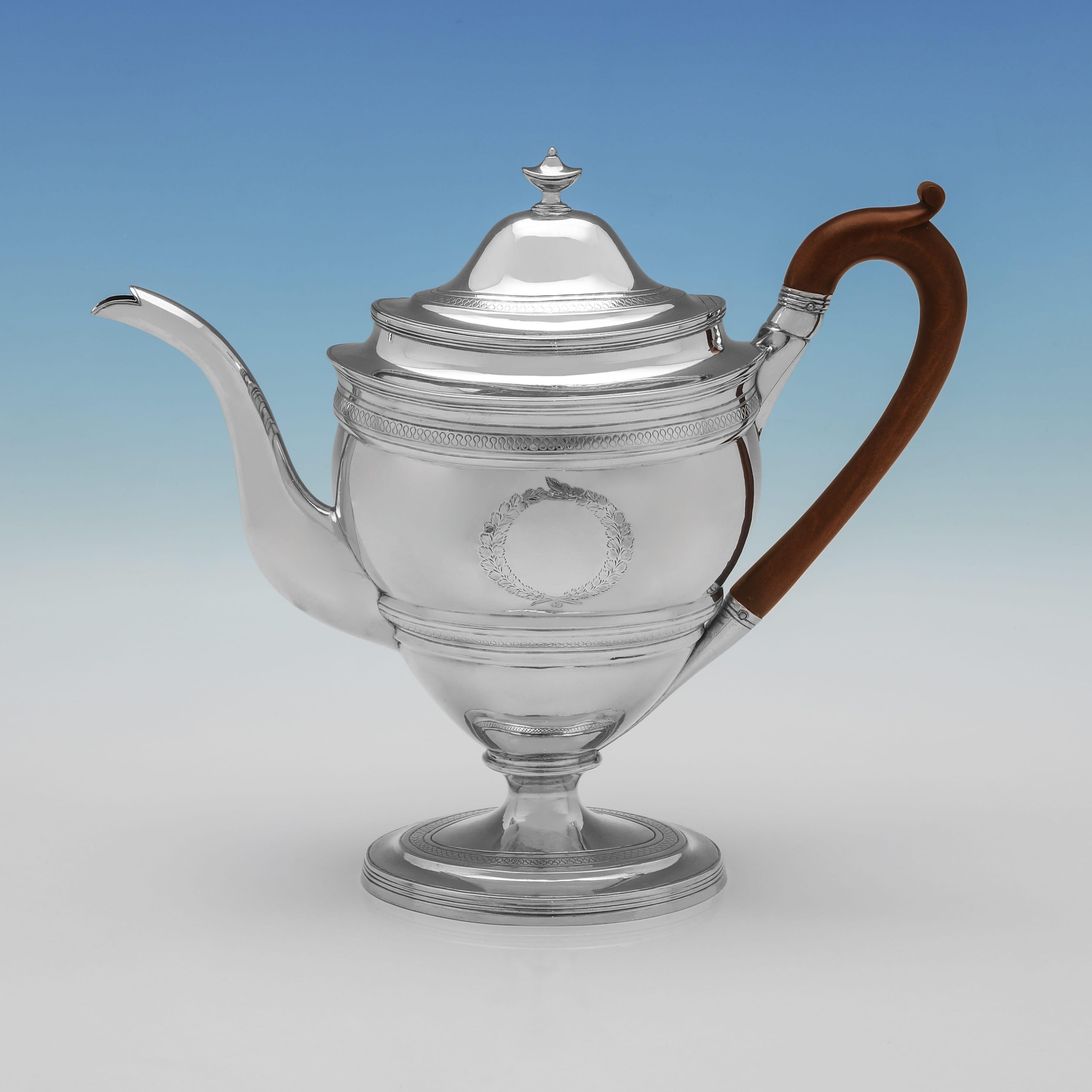 Marchiato a Londra nel 1799 da Robert/One David Hennell, questo impressionante servizio da tè da quattro pezzi in argento sterling di George III è un ottimo esempio di design neoclassico. I singoli pezzi, che comprendono una teiera, una caffettiera,