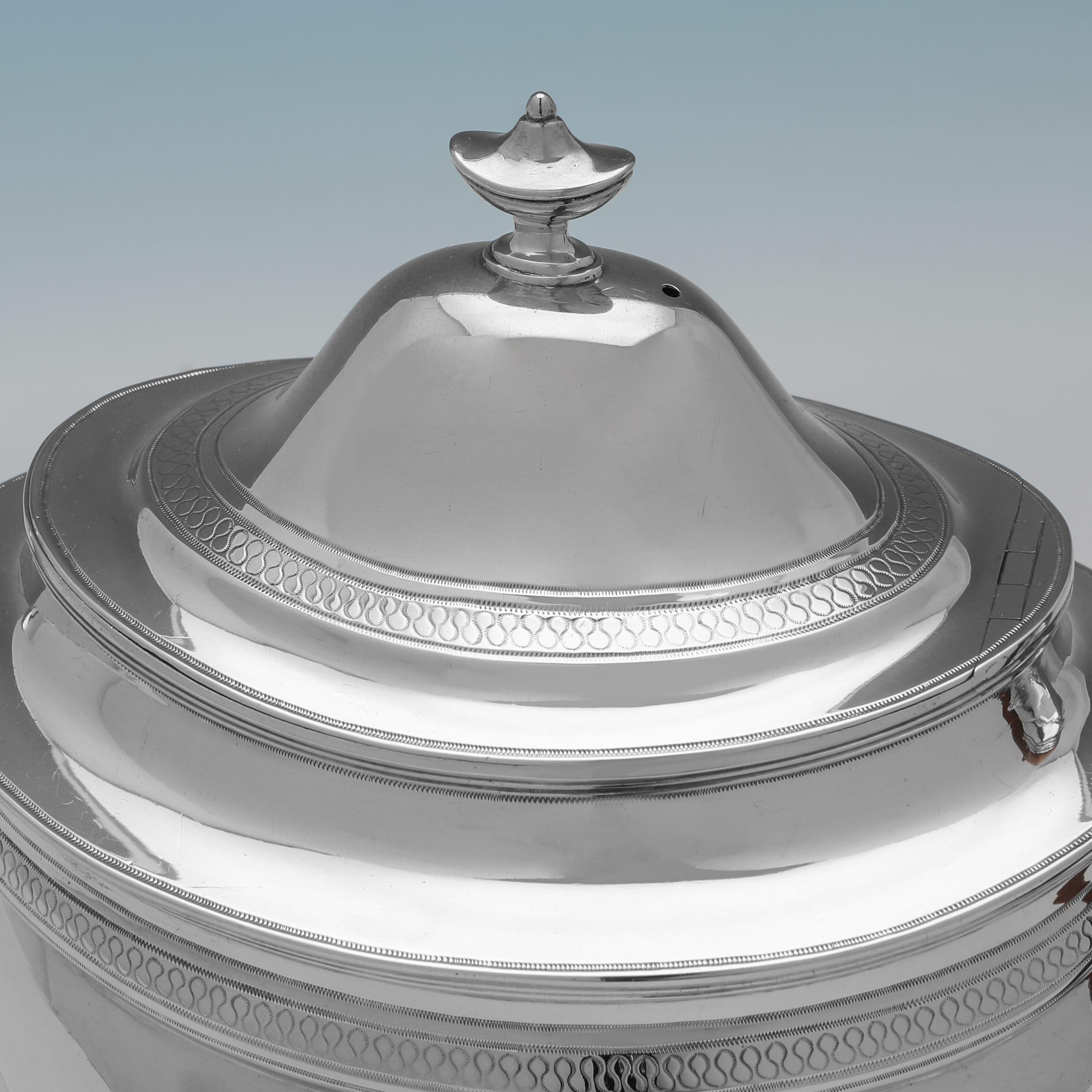 Inglese Robert & David Hennell III Set da tè in argento sterling con marchio 1799 in vendita