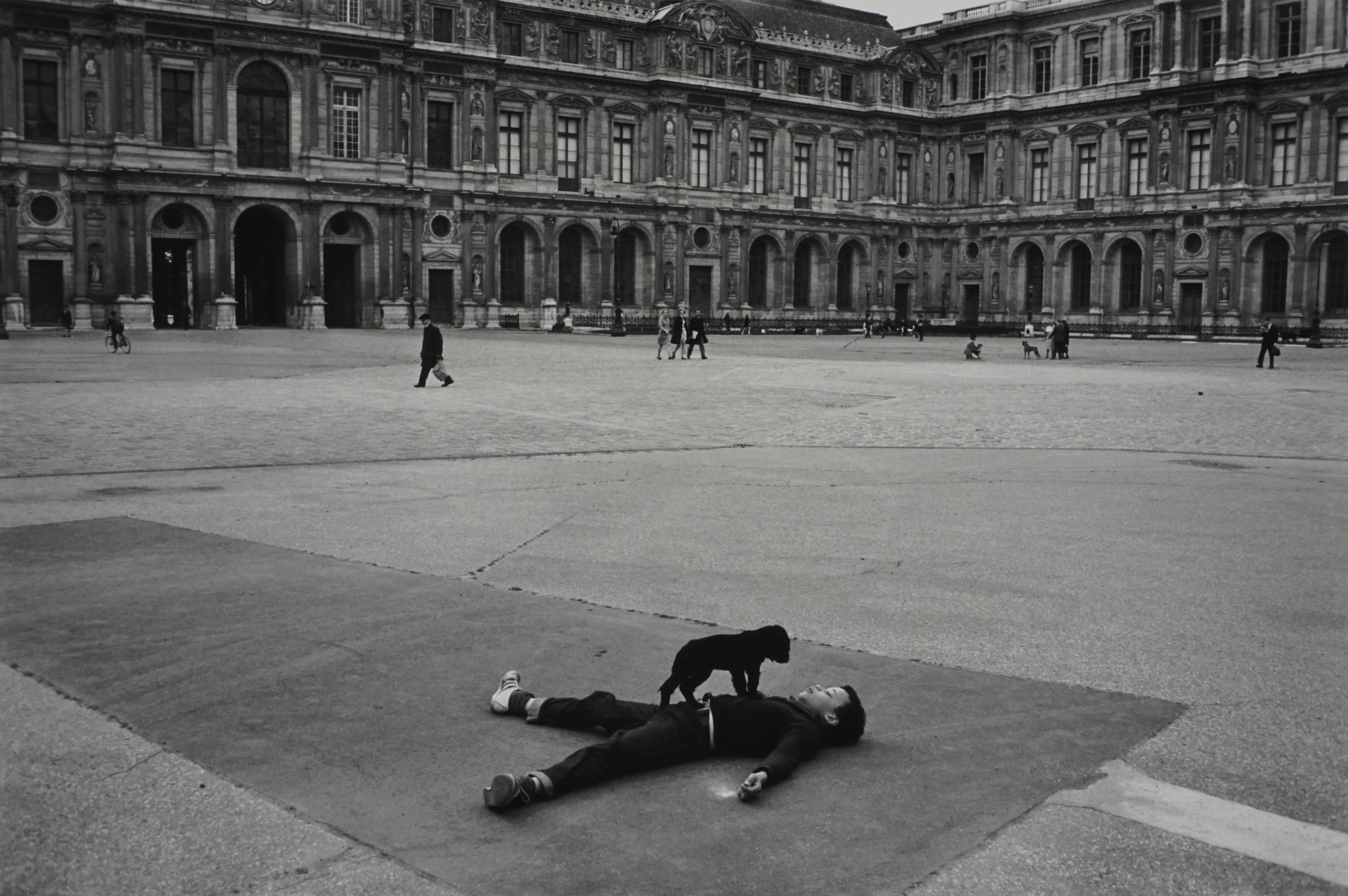 Robert Doisneau Black and White Photograph - Cour Carrée du Louvre