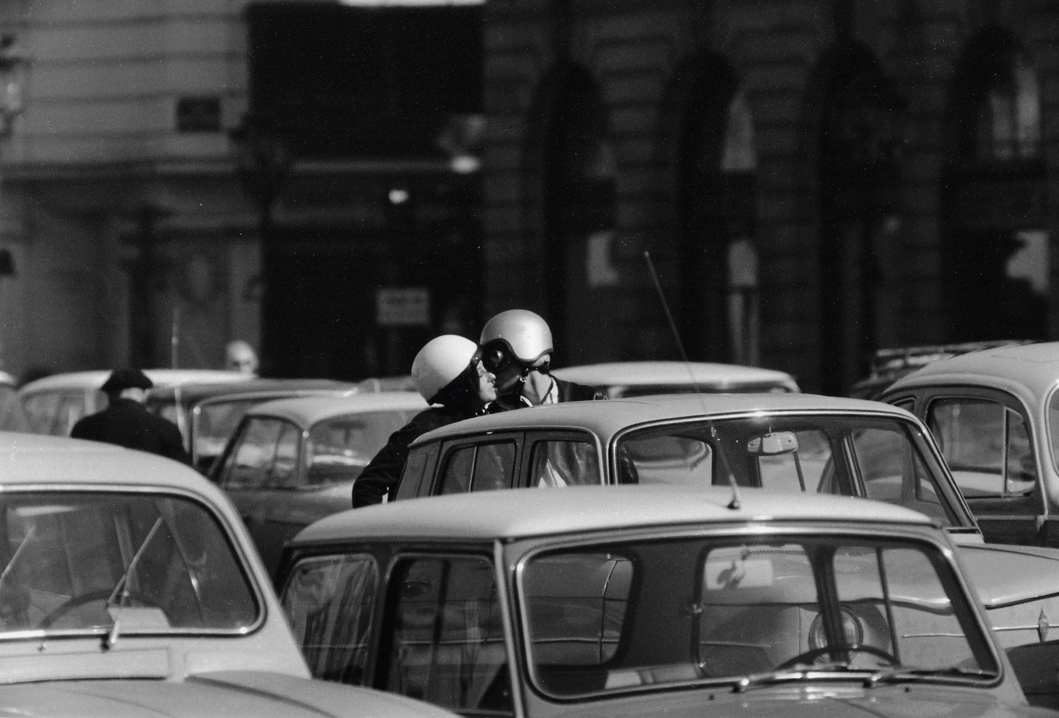 Robert Doisneau Black and White Photograph - Dans la meute de voitures un baiser casque, 1966