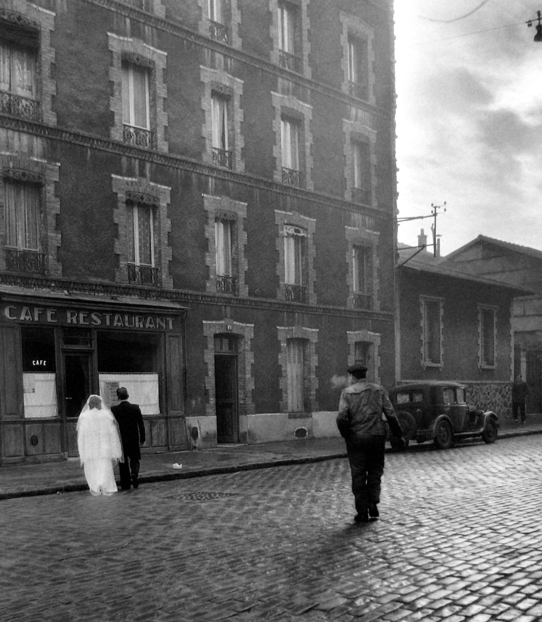 Robert Doisneau Black and White Photograph - La Stricte Intimité [In the Strictest Intimacy], Rue Marcelin Berthelot, Montrou