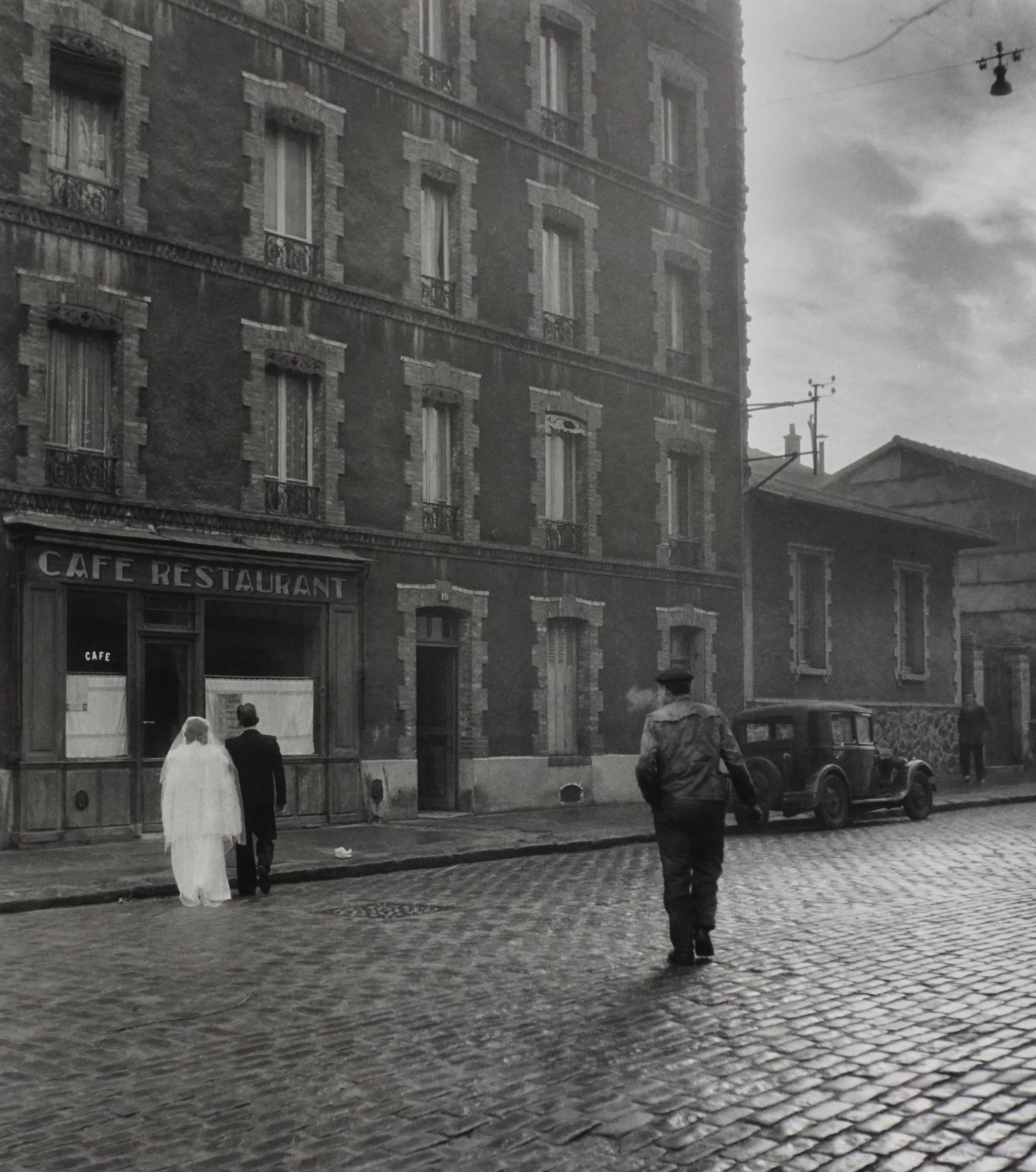 Robert Doisneau Black and White Photograph – La Stricte Intimité [In the Strictest Intimacy], Rue Marcelin Berthelot, Montrou