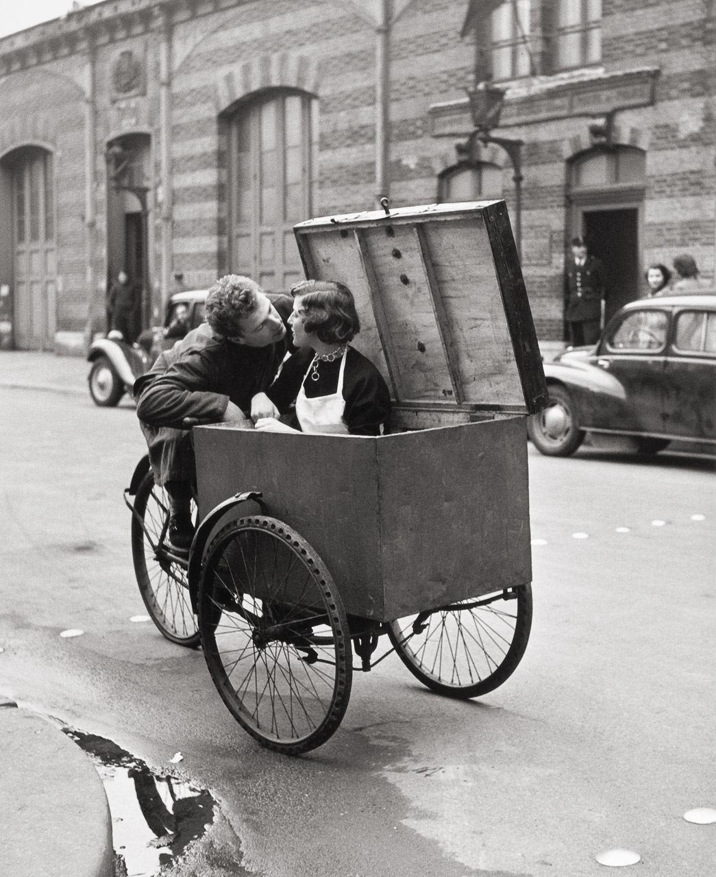 Robert Doisneau Black and White Photograph - Le Baiser Blotto, 1950