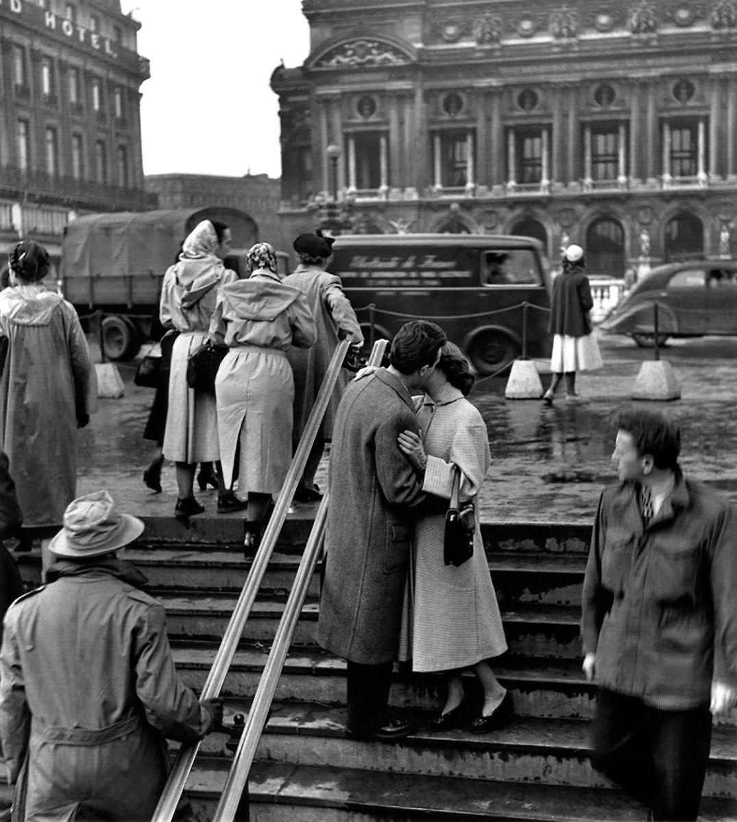 Robert Doisneau Black and White Photograph - Le Baiser de l'Opéra, 1950