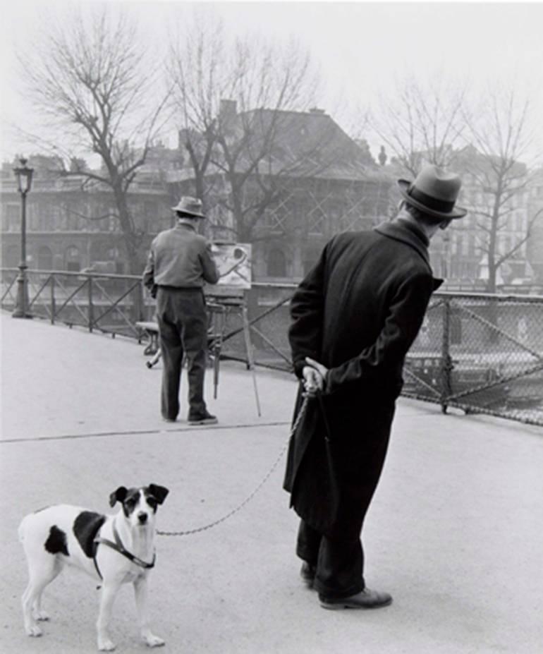 Black and White Photograph Robert Doisneau - Le Fox-Terrier Au Pont des Arts
