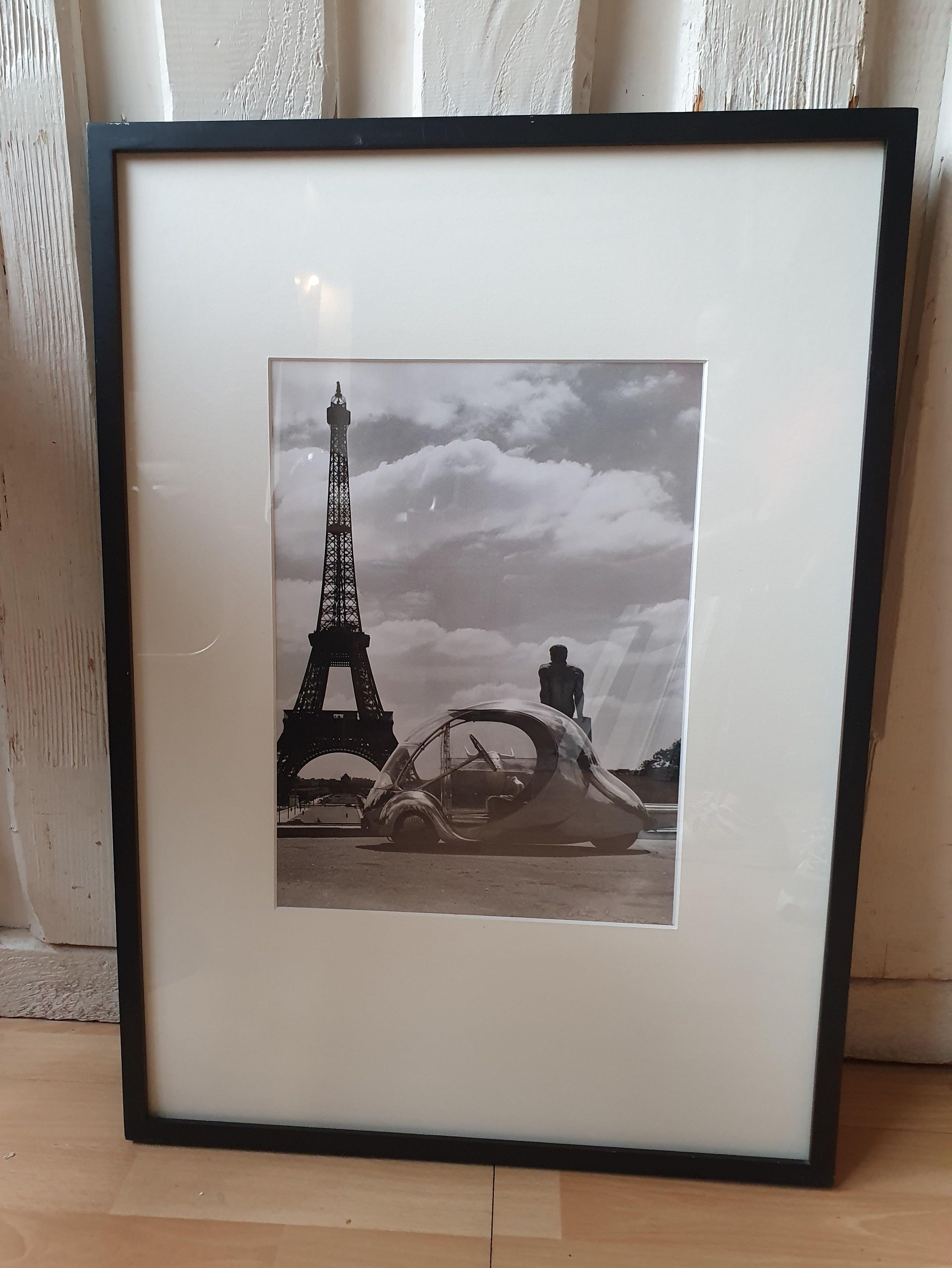 Robert Doisneau Paul Arzens' "Elektrisches Ei" vor dem Eiffelturm
Silberner Druck
1980
Signiert unten rechts
40.5 x 33.5 cm
Abmessungen mit Rahmen: 73 x 52,5 cm
Unikat

Dieses von Paul Arzens 1942 erfundene Automobil wurde vollständig aus Aluminium