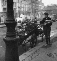 Robert Doisneau - Voiture de Quatre-Saisons: Les Fleurs de la Place du Marche Saint-Honore [Le Gos Voiture de Quatre-Saisons: Les Fleurs de la Place du Marche Saint-Honore [Le Gos