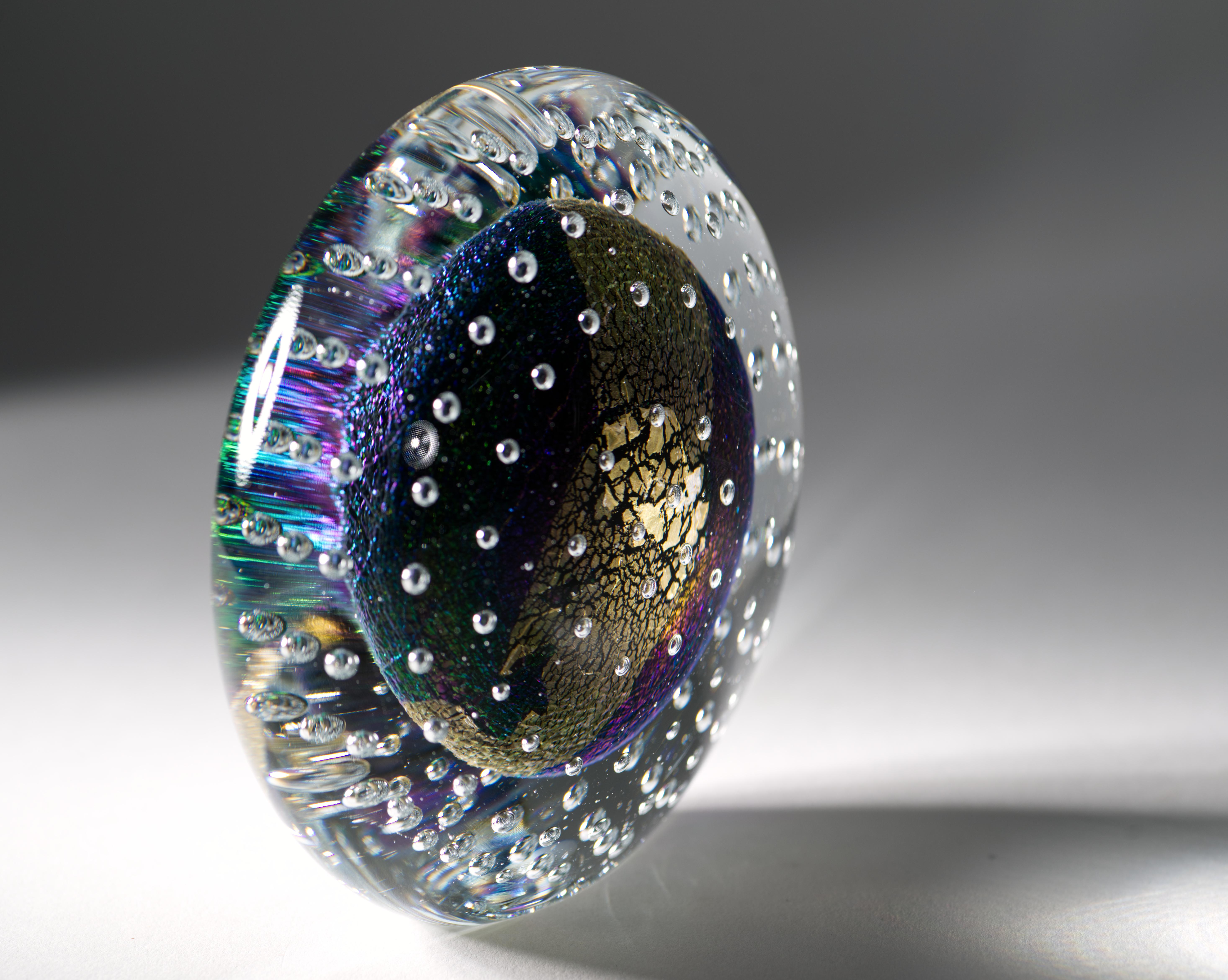Fatto a mano Robert Eickholt Scultura a disco dicroico di grandi dimensioni, vetro artistico americano in vendita