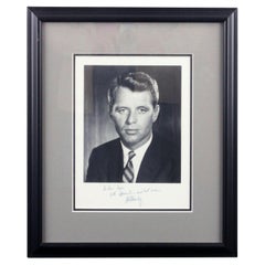 Signierte und beschriftete Fotografie von Robert F. Kennedy