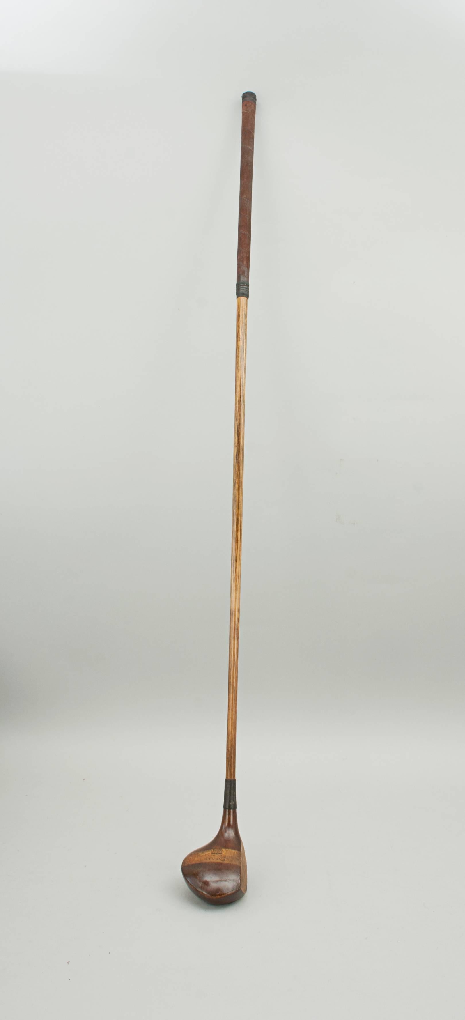 Antique Golf Club:: Forgan:: St. Andrews. 
Un bon club de golf original en bois de kaki:: driver:: par Forgan de St Andrews. La tête est munie d'un poids en plomb à l'arrière:: d'un insert de semelle en corne sur le bord d'attaque et d'une semelle