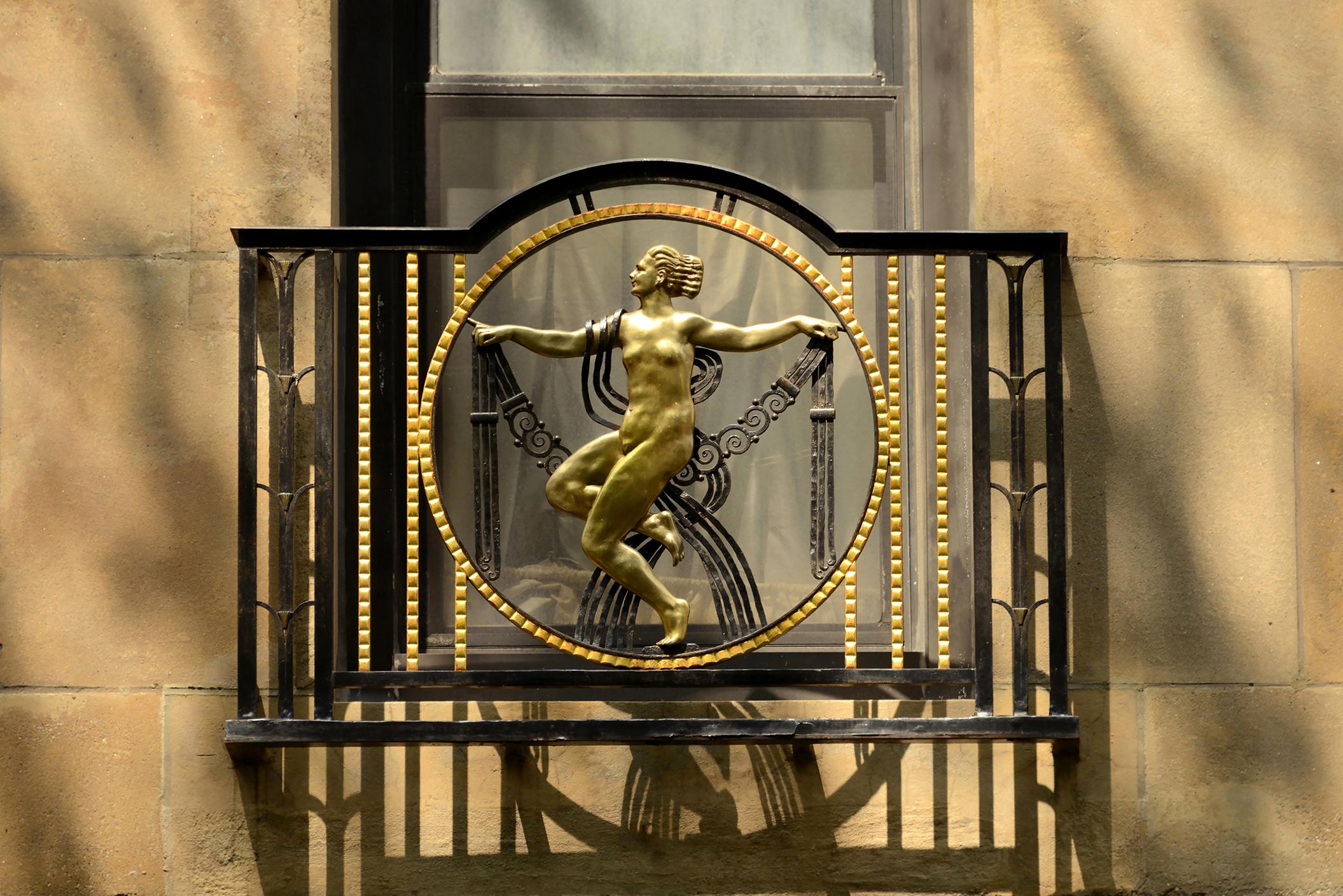 Sereno balcone Art Deco con fanciulla nuda nell'Upper East Side di Manhattan