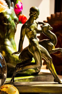 Photographie Art Déco d'une fille nue et d'une statue de fauve