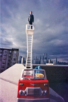 Business Man Rises Above the Manhattan Skyline – inszenierte Fotografie