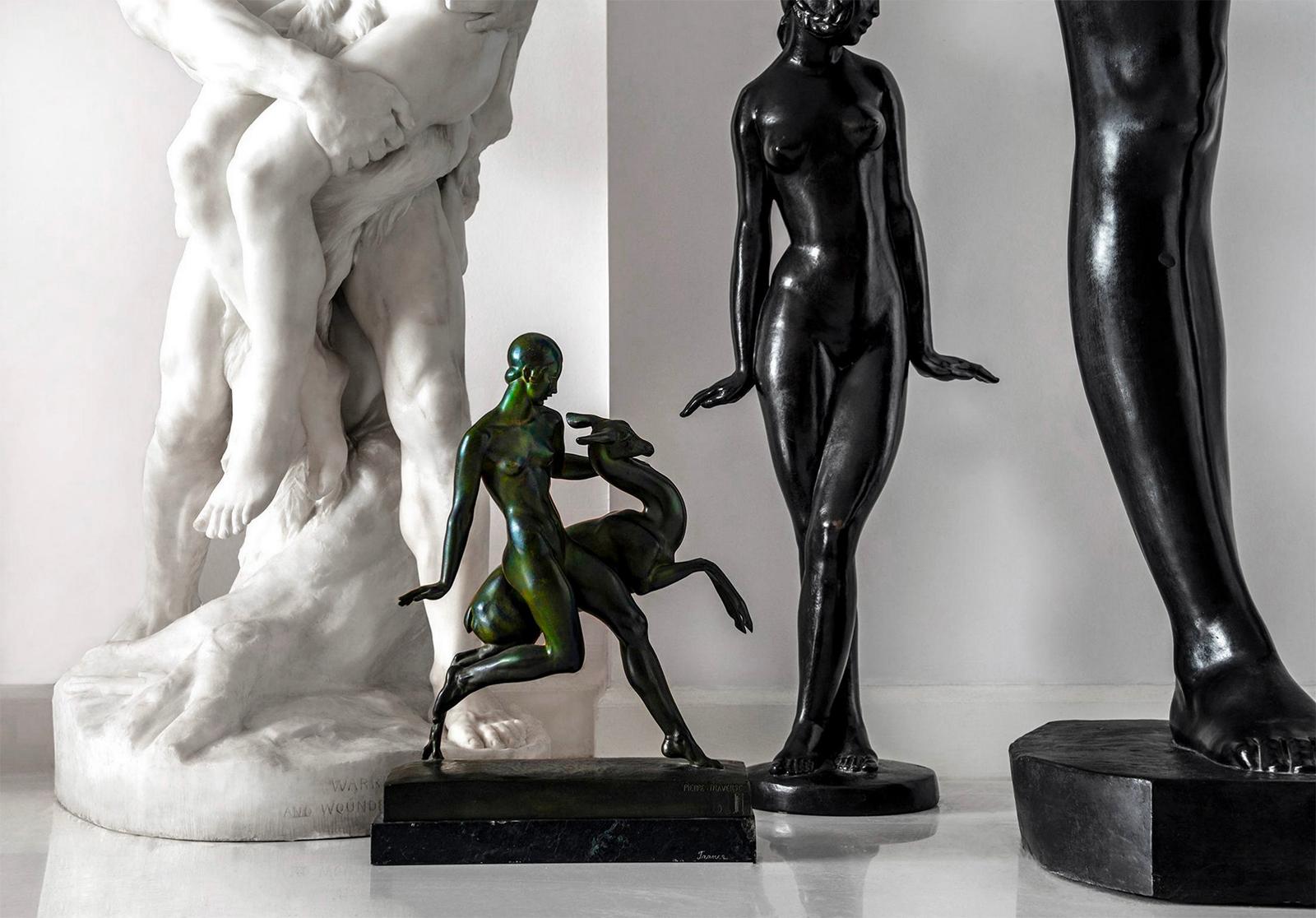 Statues classiques et Art déco en bronze et en marbre dans une lumière monochromatique