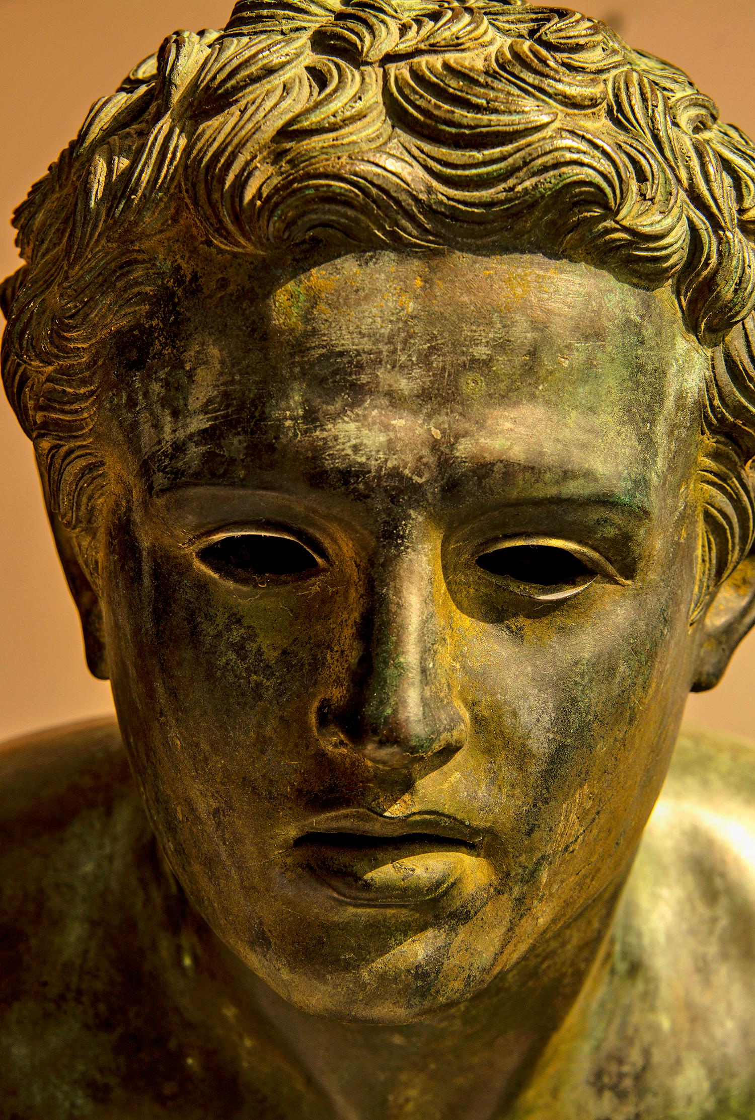 Robert Funk Color Photograph – Klassischer römischer Bronzekopf im Denken 